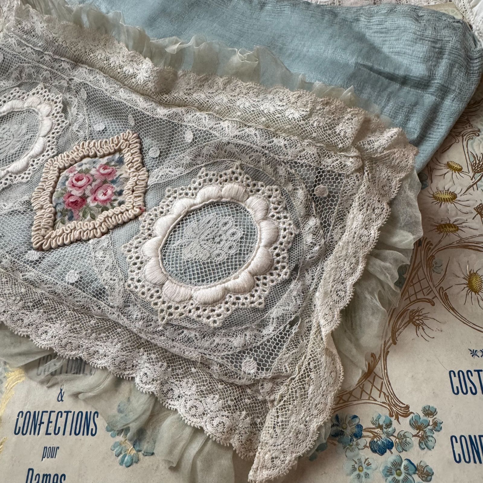 お値下げ　フランスアンティーク リボン シルク ハンキーケース 花柄 フランスアンティーク リボン シルク ハンキーケース 花柄