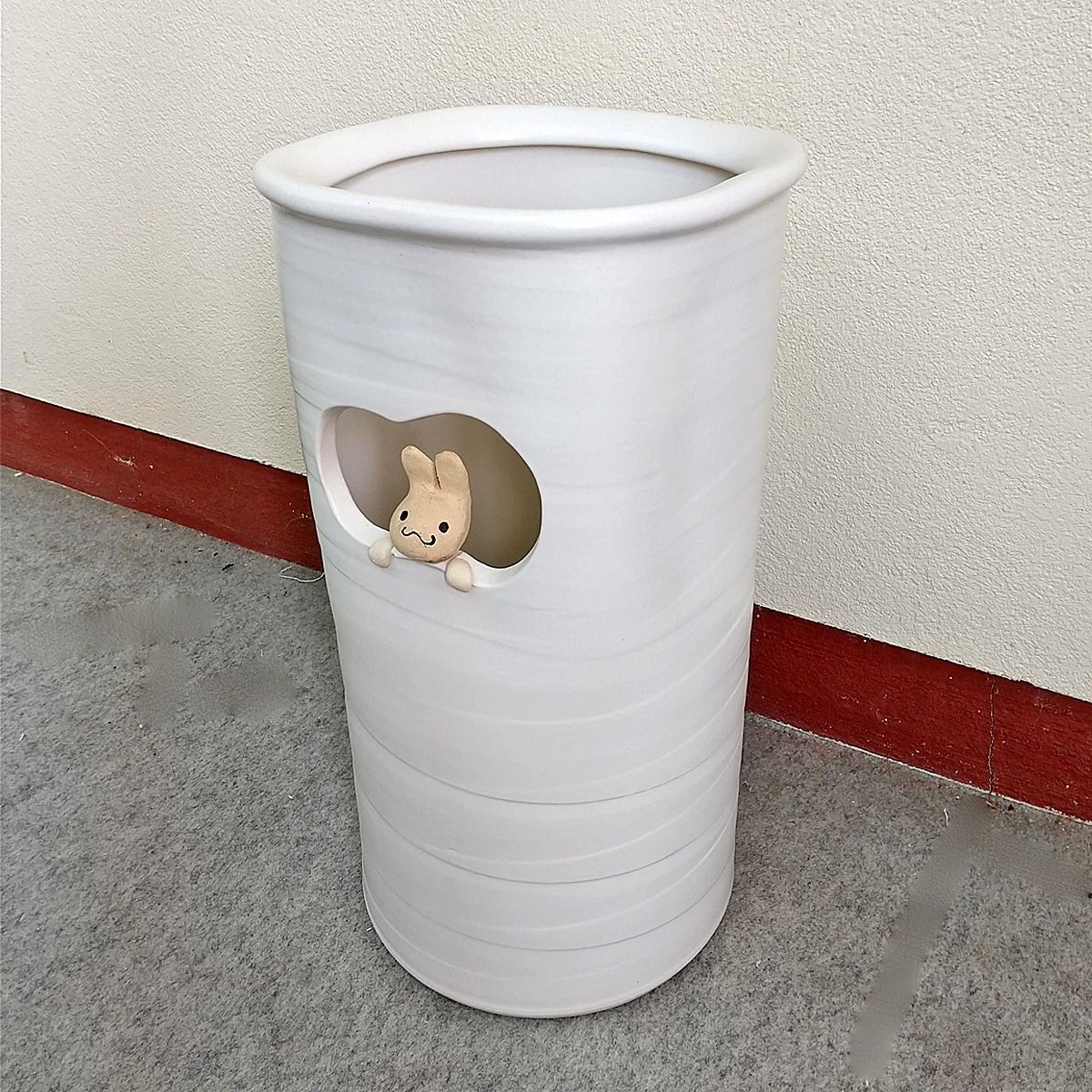 陶器傘立て 黒窯変唐草彫傘立 信楽焼 傘約7本収納