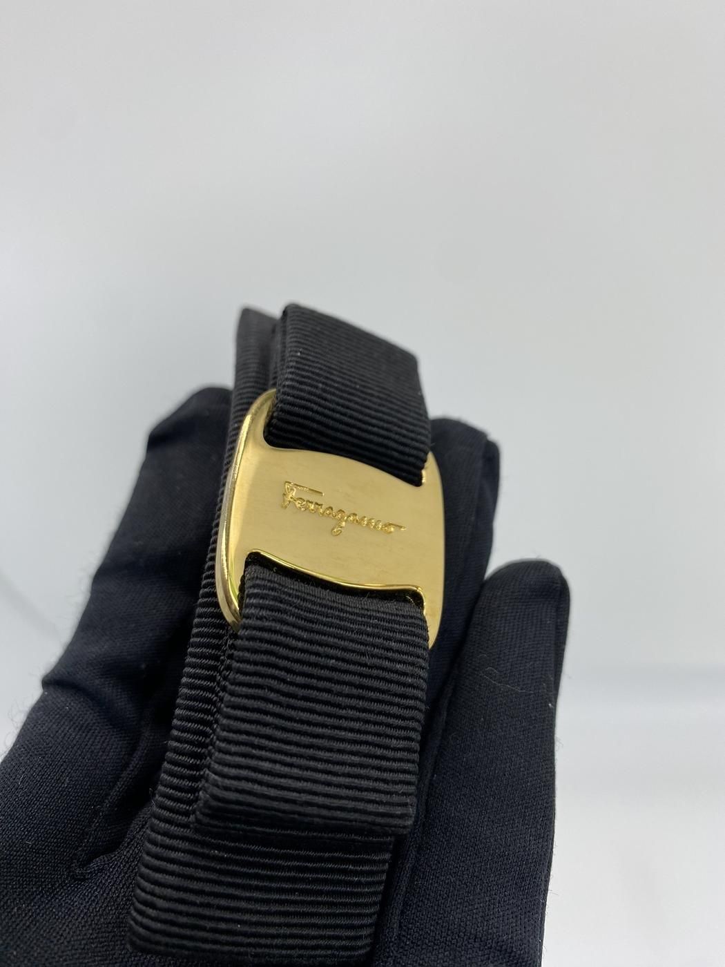 サルバトーレ・フェラガモ リボン型ヘアクリップ 黒金 FERRAGAMO