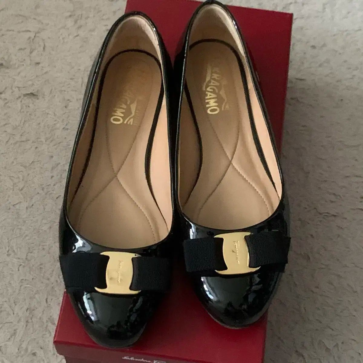 FERRAGAMO フェラガモ 黒 エナメル フラット シューズ