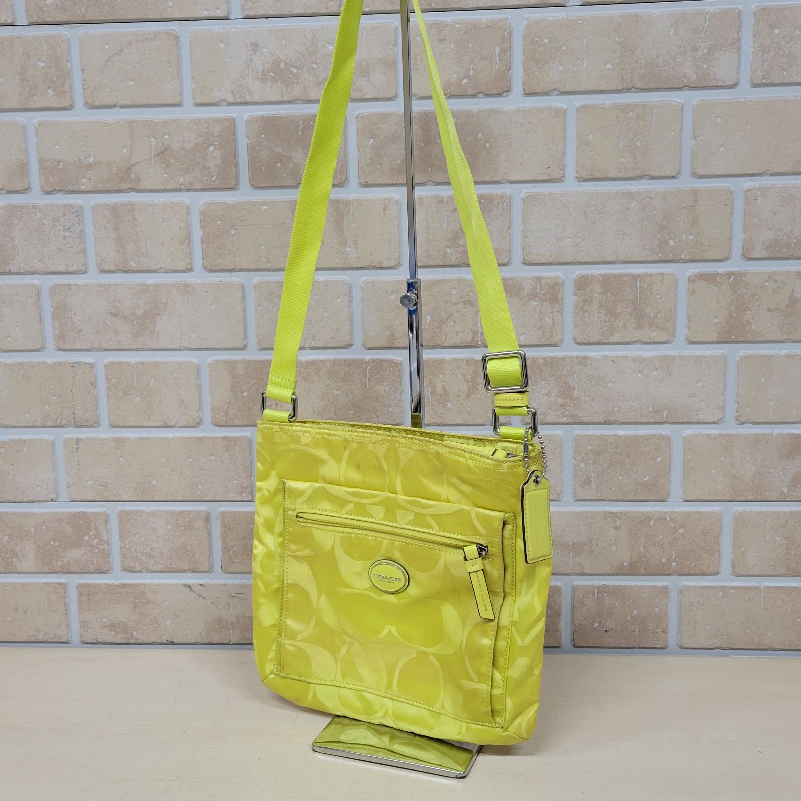 6 COACH コーチ シグネチャー ショルダーバッグ イエロー - メルカリ