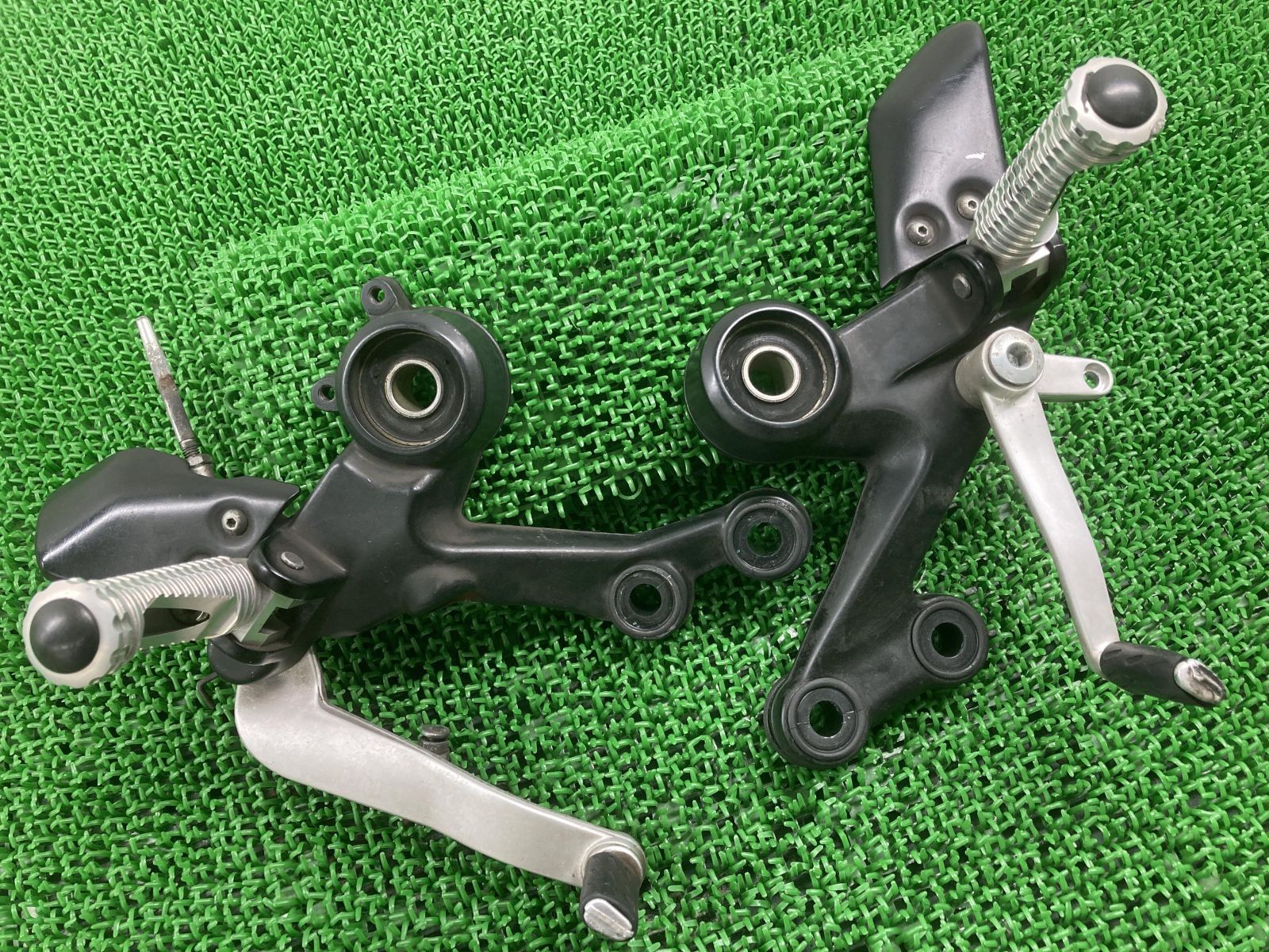 モンスターS2R1000 ステップ 左右 黒 824.1.068.1A/82410671A ドゥカティ 純正 ZDMM416A 824.1.068.1A 82410671A 【中古】 3 モンスターS2R1000 ステップ 左右 黒 824.1.068.1A/82410671A