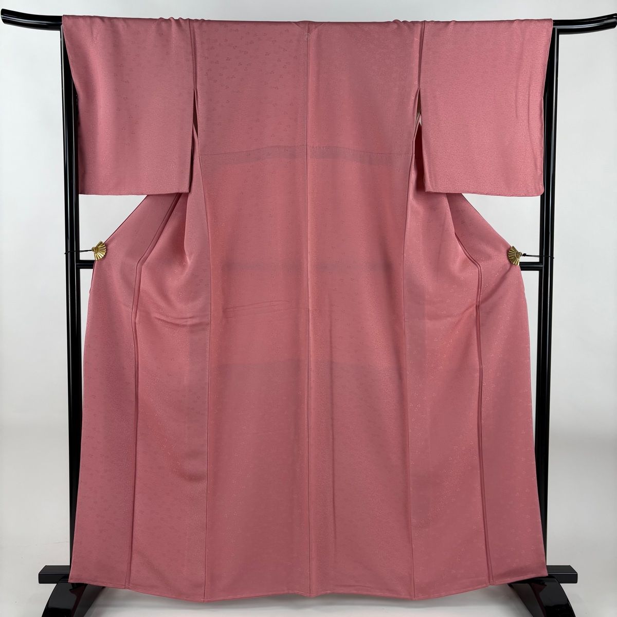 【美品】 色無地 身丈163cm 裄丈65cm 正絹 秀品 【中古】 美品】 色無地 身丈163cm 裄丈65cm M 袷 地紋 ピンク 正絹 優品 一つ紋