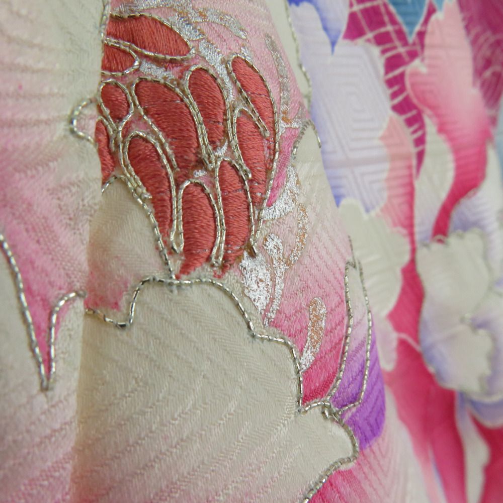 振袖 白色ｘピンク色ｘ紫色 刺繍入り 牡丹に孔雀の羽根文様 ぼかし染め 正絹 袷 広衿 成人式 仕立て上がり 身丈161cm 【キモノオフ野々市若松店】 振袖 白色xピンク色x紫色 刺繍入り 牡丹に孔雀の羽根文様 ぼかし染め