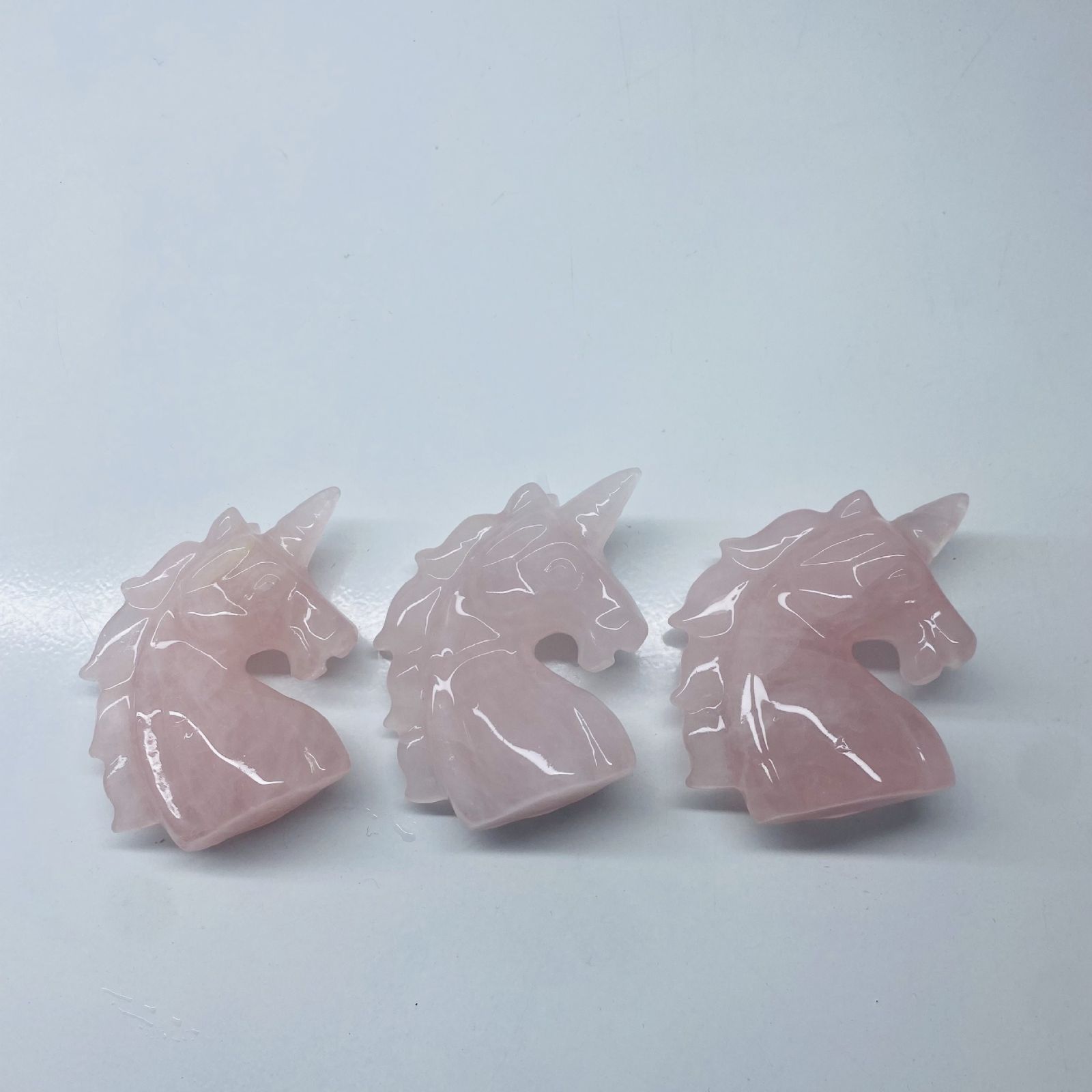 天然石【 レインボーフローライト】のユニコーンの置物ですサイズは約