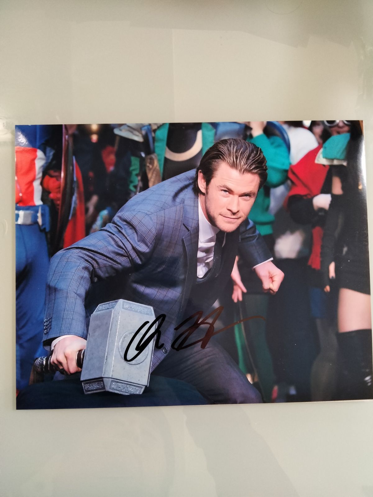 クリス・ヘムズワーズ直筆サイン入り超大型写真…Chris Hemsworth