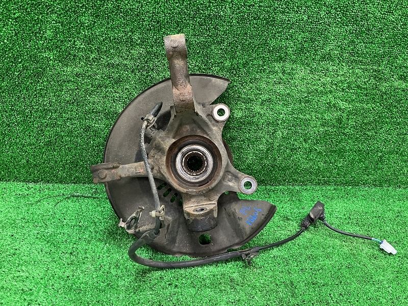 イスト NCP65 左フロントナックルハブ F アクア 4WD 43212-52030 057