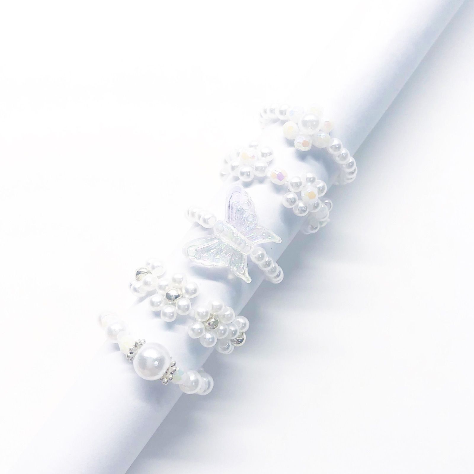 韓国 ハンドメイド ビーズリング 5点セット 限定！White ʚïɞ.• - メルカリ