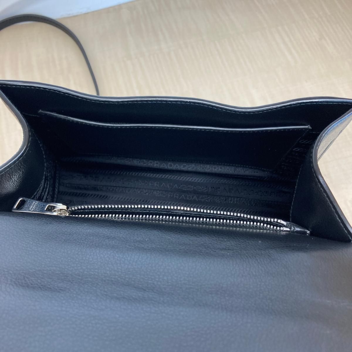 PRADA スタッズ付き ブラック ハンドバッグ 【公式通販】