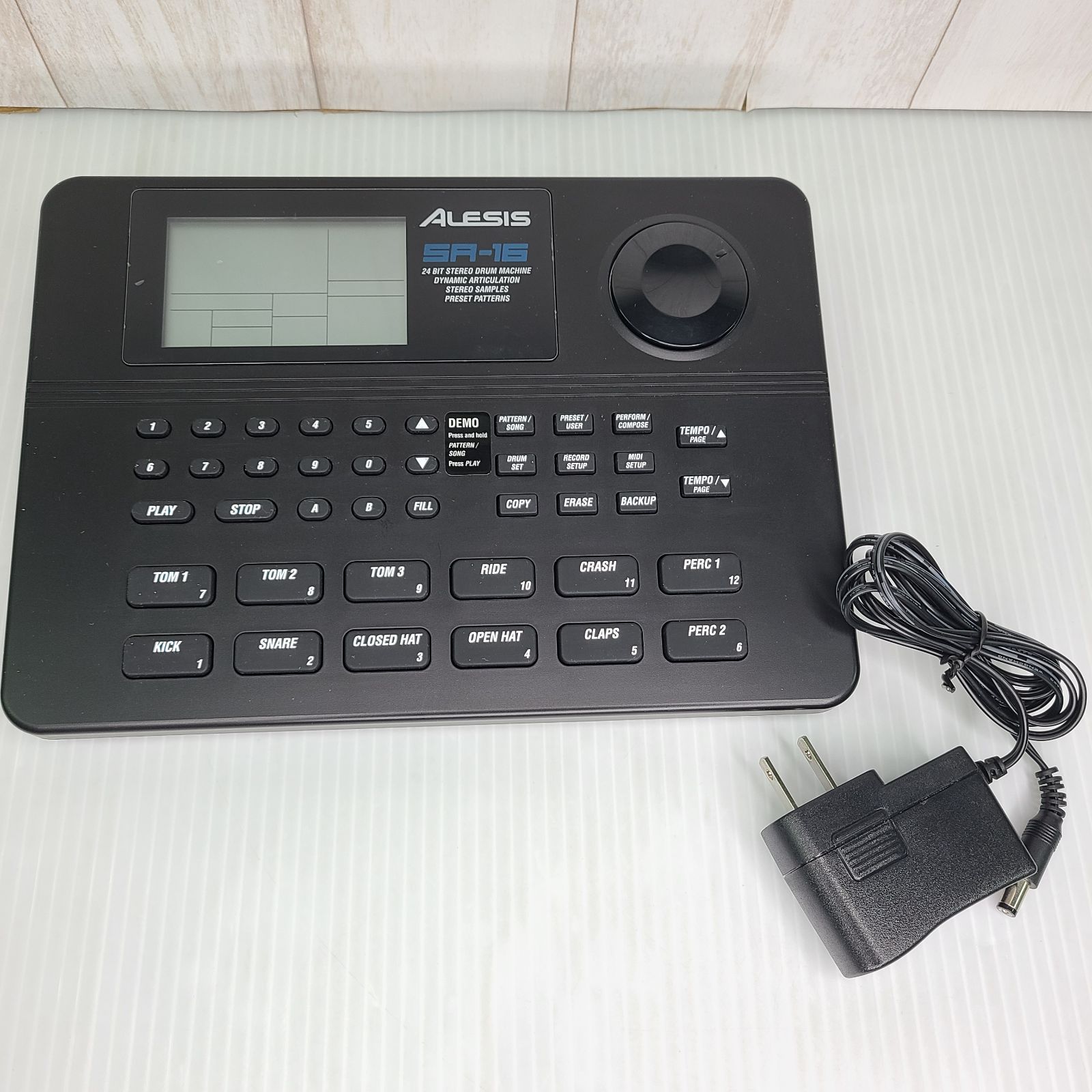 ALESIS / 見にくく SR-16 ドラムマシン リズムマシン