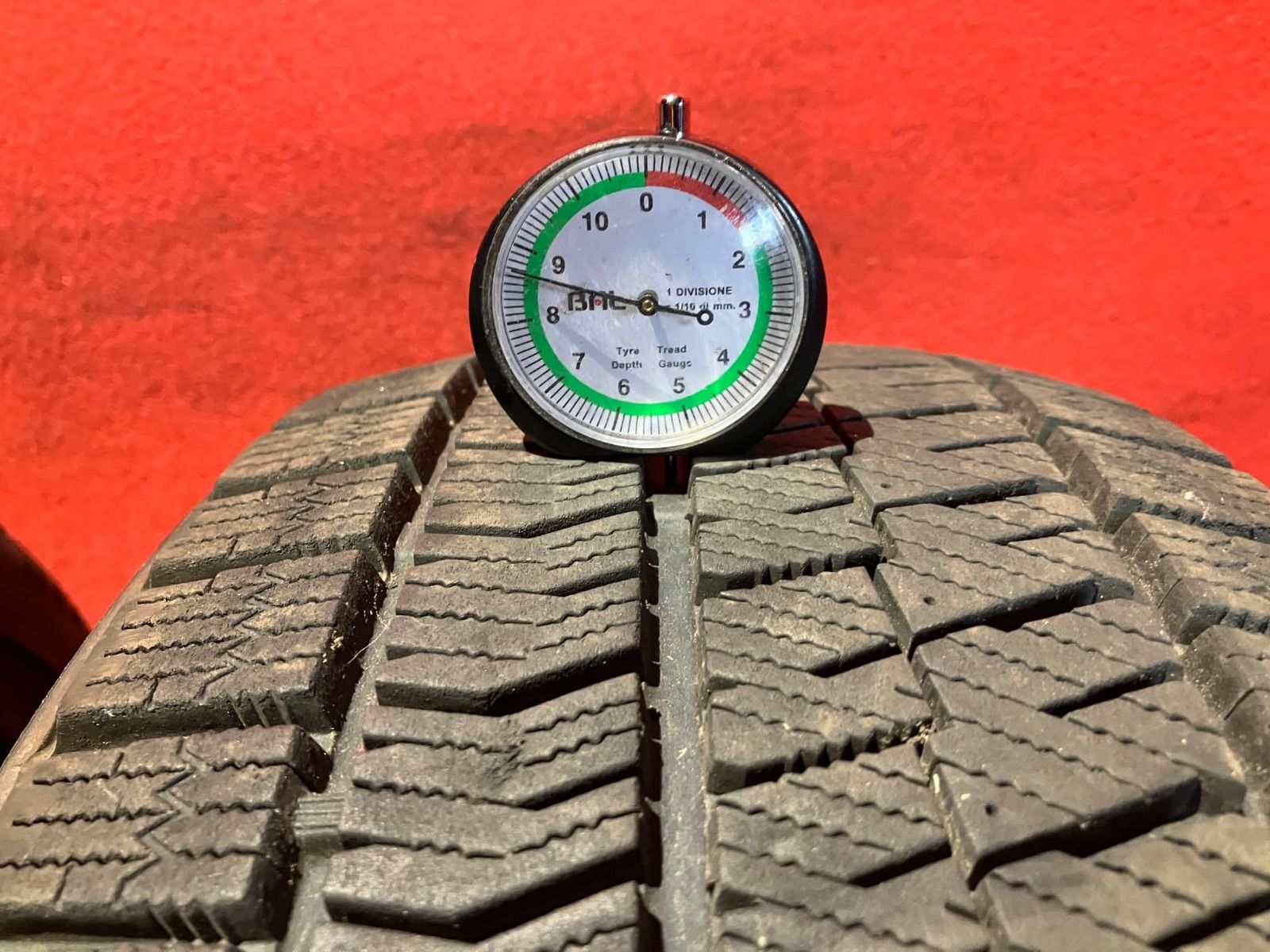 存在感抜群！ スタッドレスタイヤ 215 45R17 BRIDGESTONE VRX2 4本SET