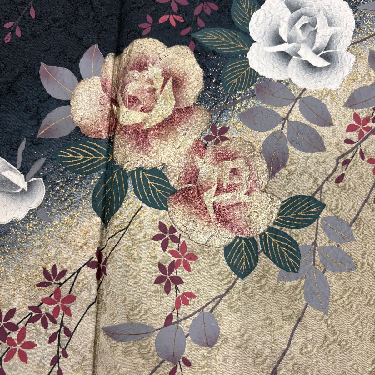 【振袖特集】華やかな花柄の紺色振袖　裄丈長め　身丈長め　成人式 振袖 身丈181cm 裄丈74cm L 袷 草花 乱菊 金糸 銀通し 紺色 正絹