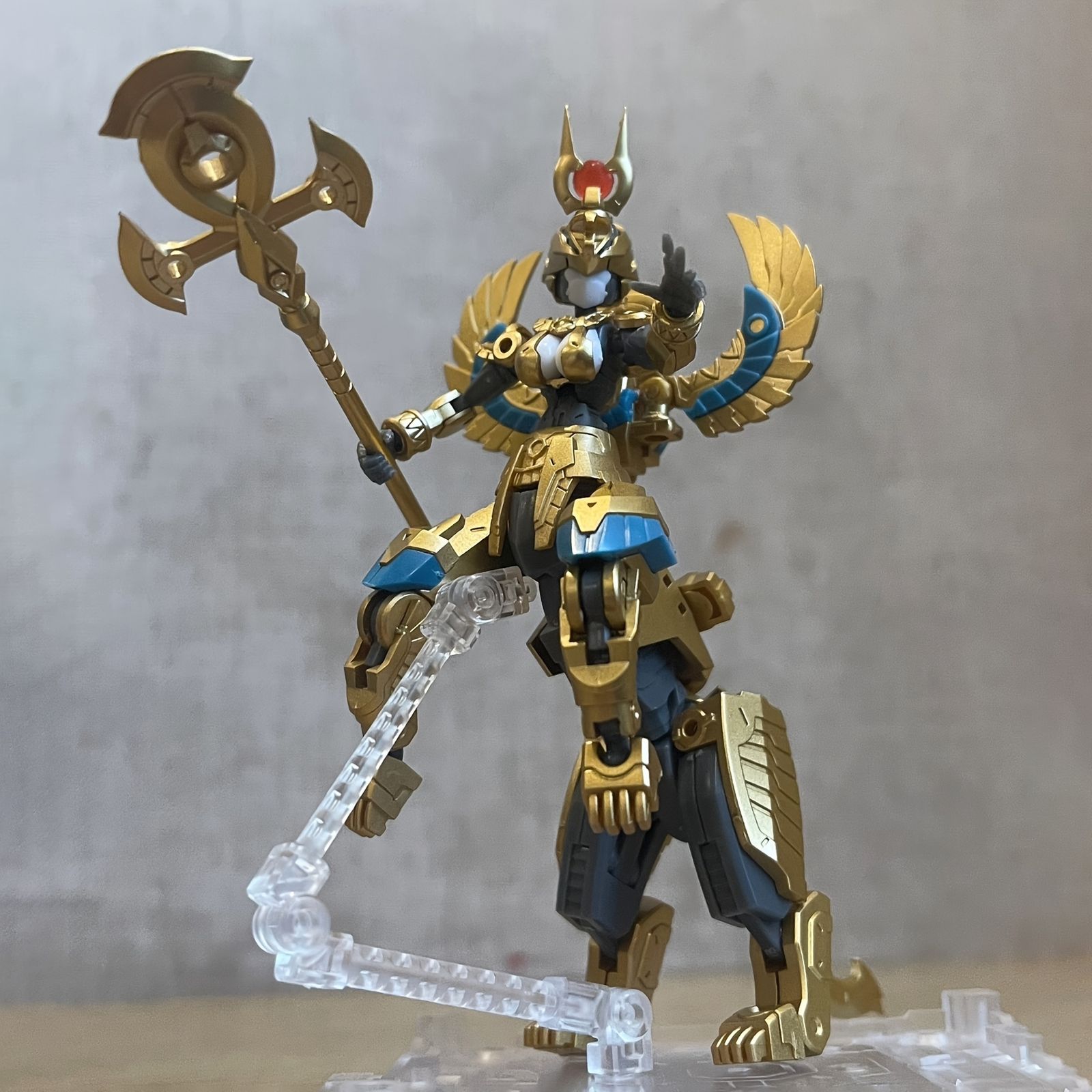 - ゴールデンアーマードフィギュア