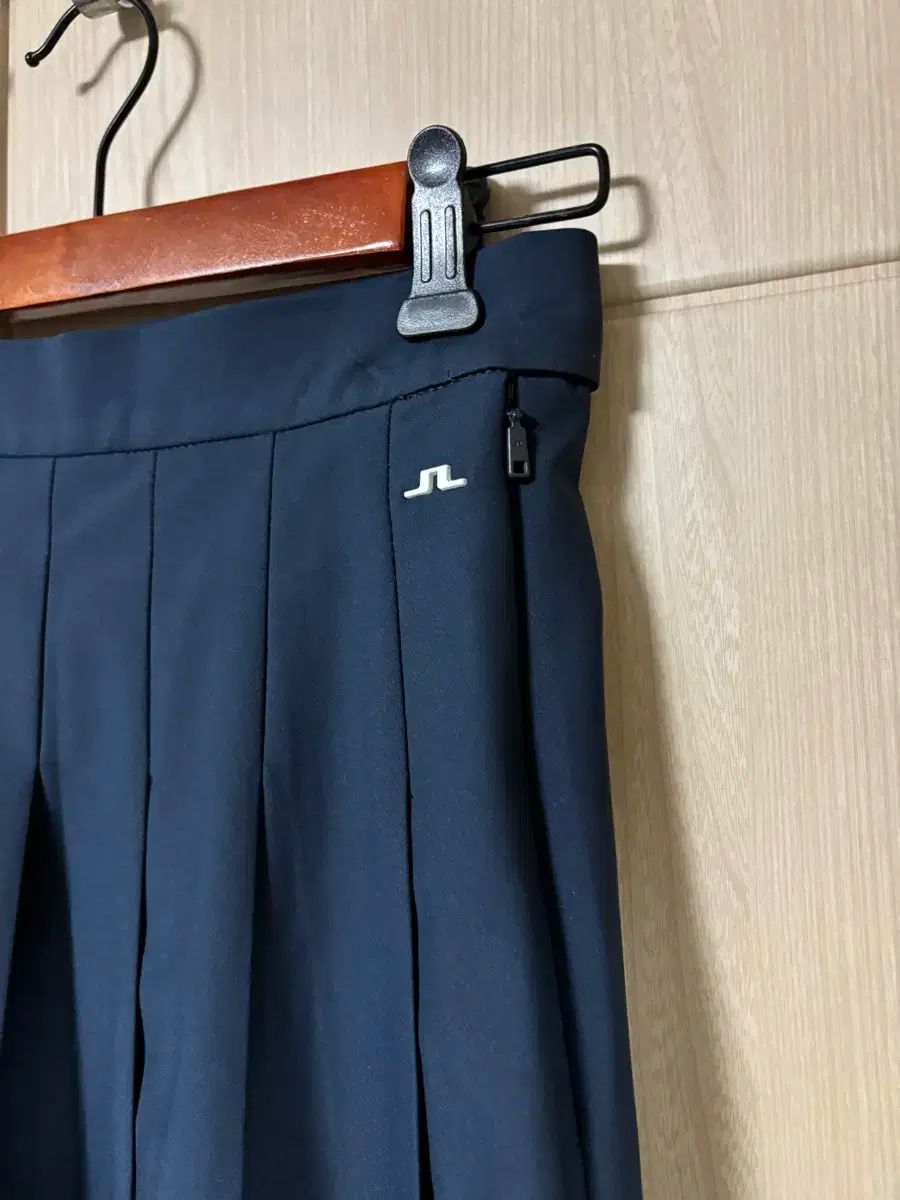 高品質で激安通販！ J.LINDEBERG J.リンドバーグ プリーツスカート まで期間限定