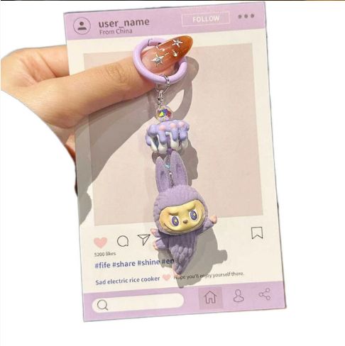 labubu ウサギコスチューム ぬいぐるみキーホルダー ピンクのウサギのモンスターキーホルダーチャームかわいい編みぐるみ