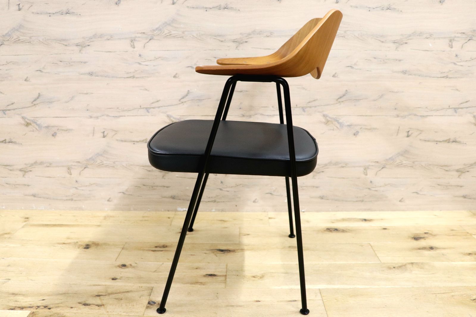 GMIK573E ACTUS アクタス Case Furniture 675チェア ロビン デイ 椅子 本革 レザーシート オークフレーム スチールレッグ MARWIL-DEMENAGEMENTS_CH