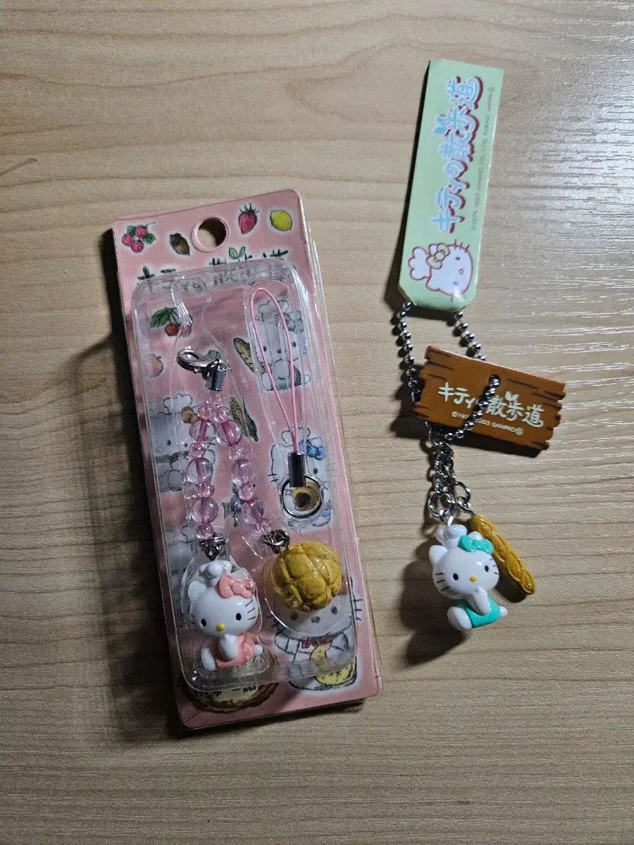 バッチ トレイル hello kitty ハローキティ 2 種 ストラップ セット