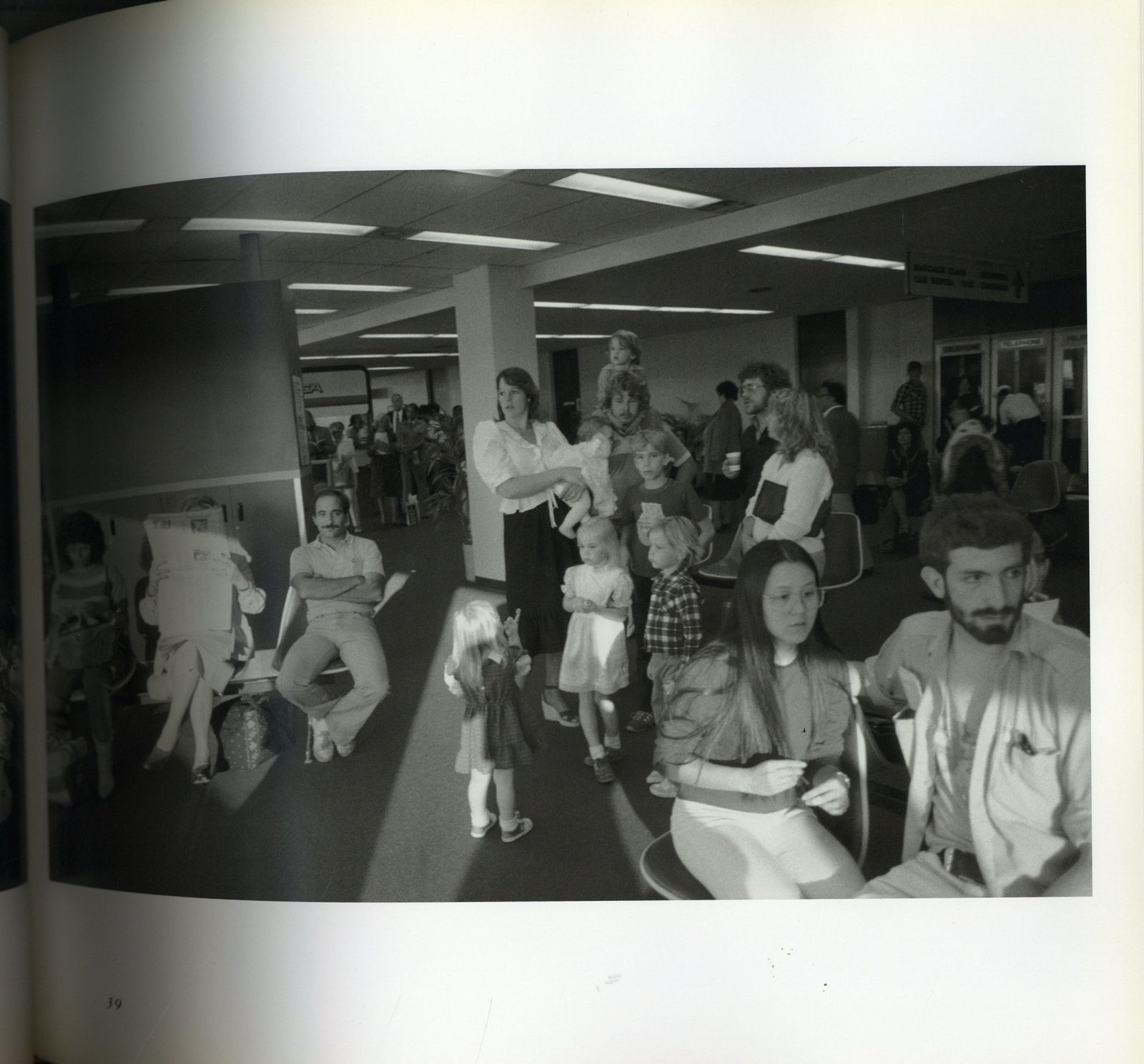 Garry Winogrand ARRIVALS AND DEPARTURES: AIRPORT PICTURES - メルカリ