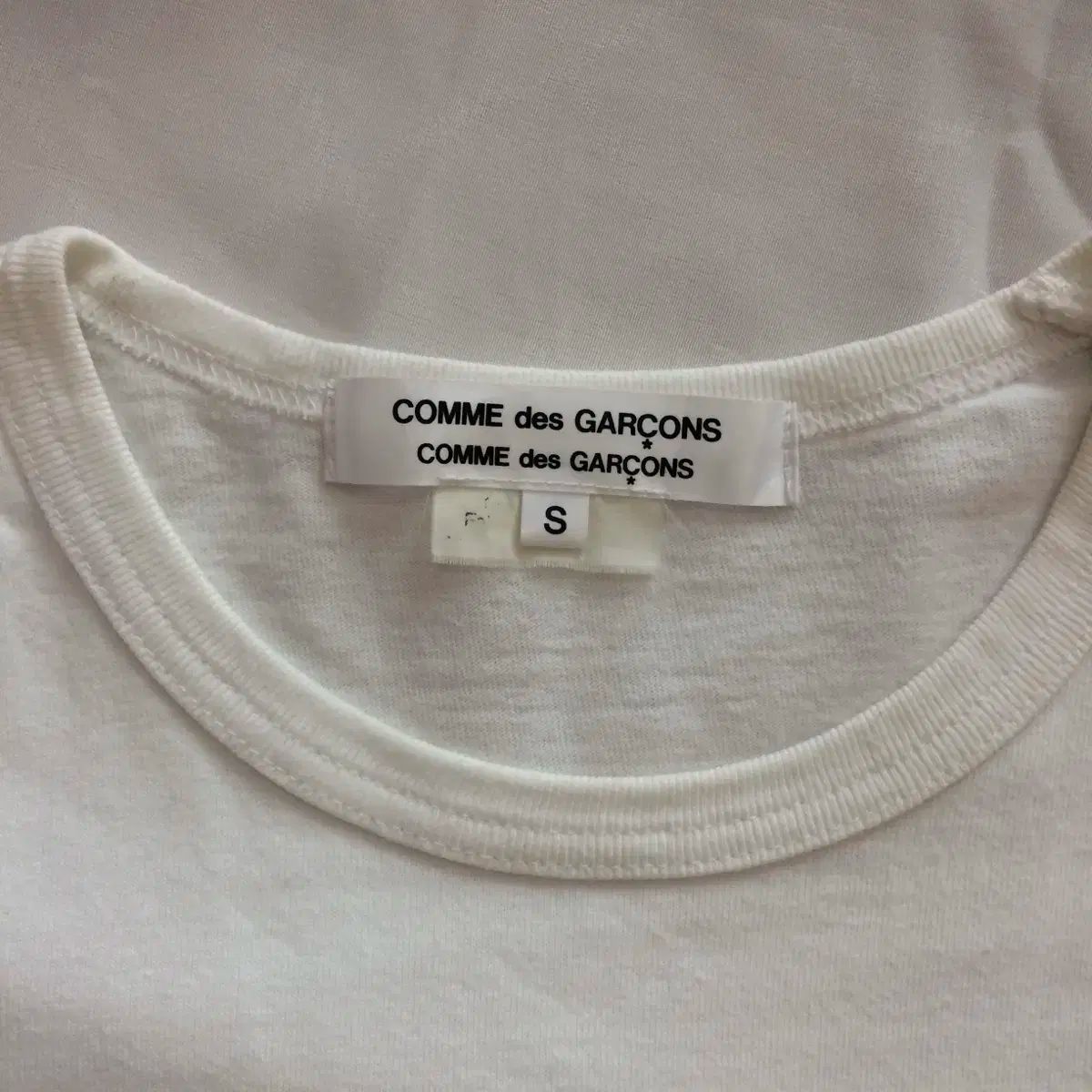 2018 COMME des GARCONS(コム・デ・ギャルソン) 赤 装飾 半袖 T