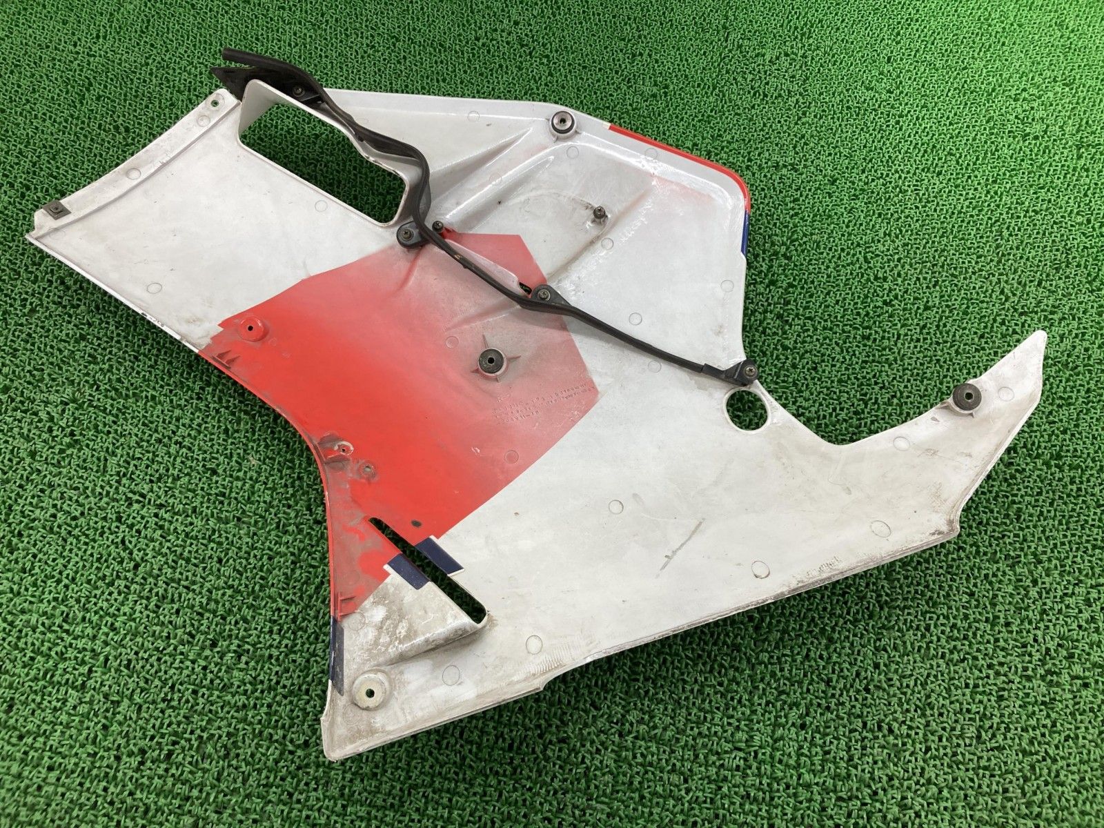 FZR1000 サイドカウル 右 パール 2GH ヤマハ 純正 1987年 アンダーカウル 修復素材やペイント素材に 品薄 希少品 【中古】 49 FZR1000 サイドカウル 右 パール 2GH ヤマハ 純正 バイク 部品 1987年