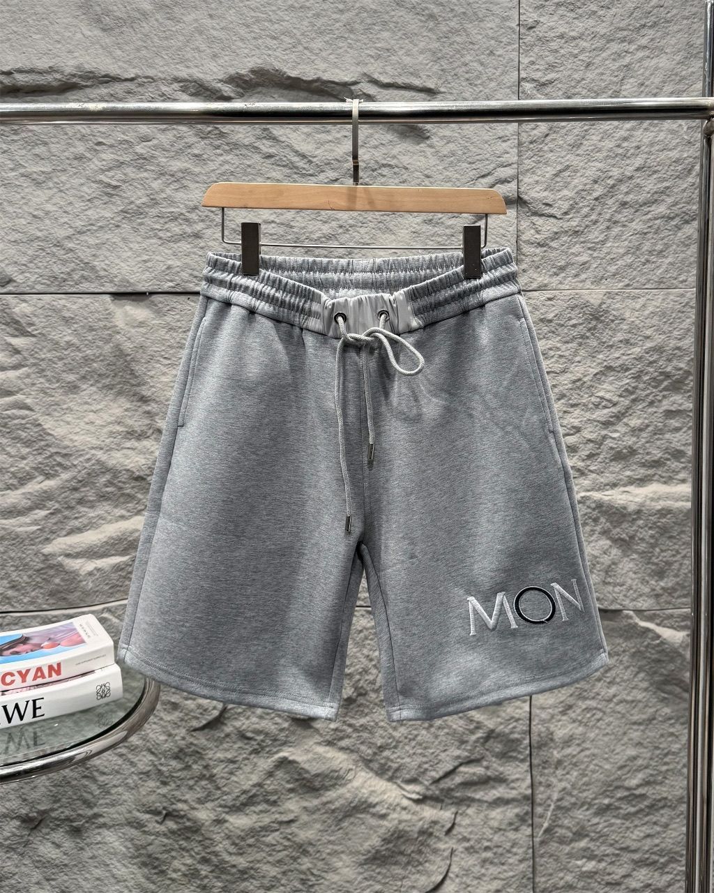 グレーショートパンツ MONCLER
