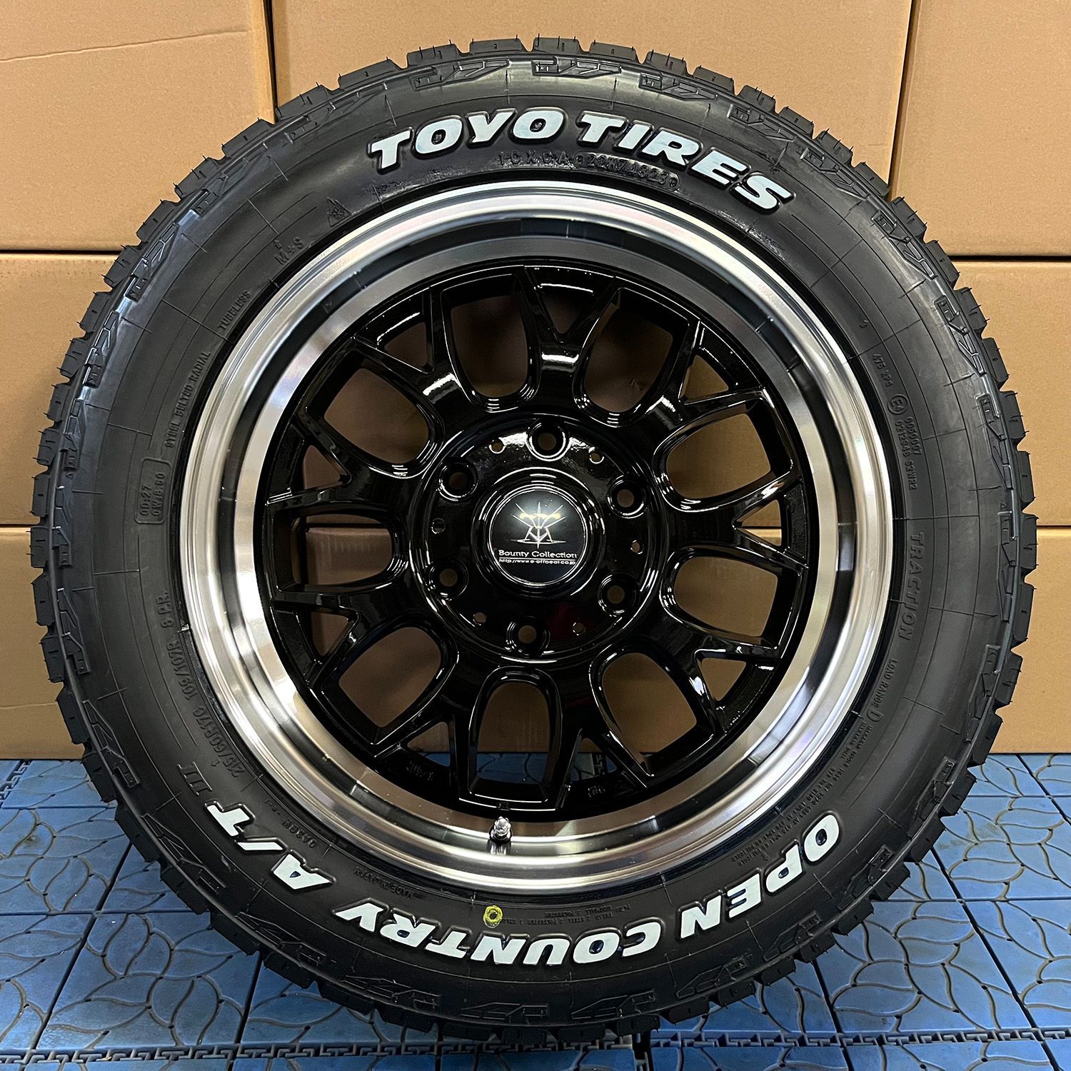 200系ハイエース レジアスエース 車検対応 タイヤホイールセット 17インチ トーヨー オープンカントリー AT 215/60R17 107/109  ホワイトレター 4本セット BD00