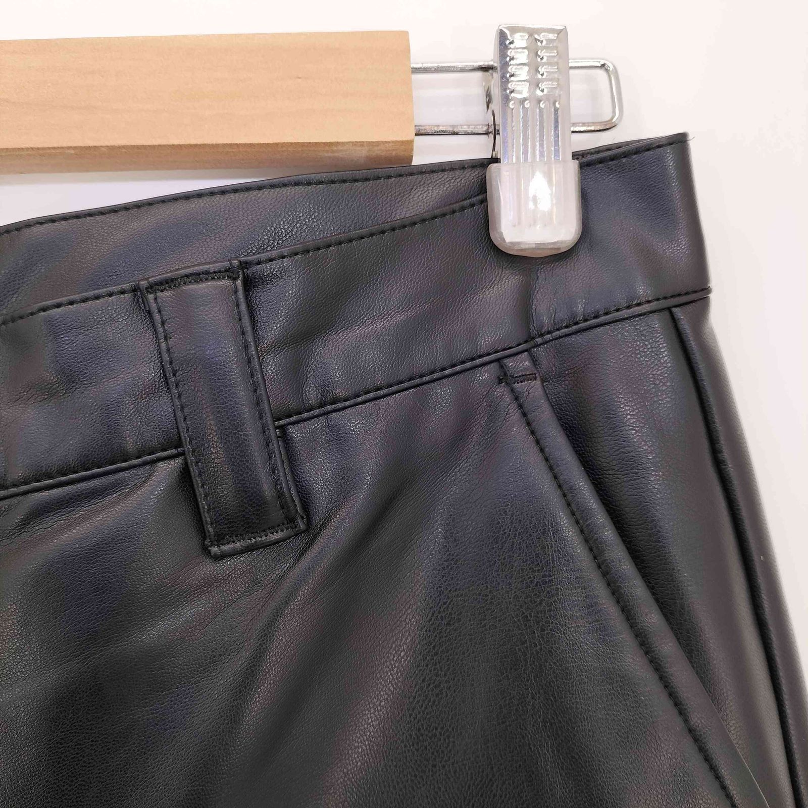ソエルテ soerte Leather flare pants フェイクレザーフレア