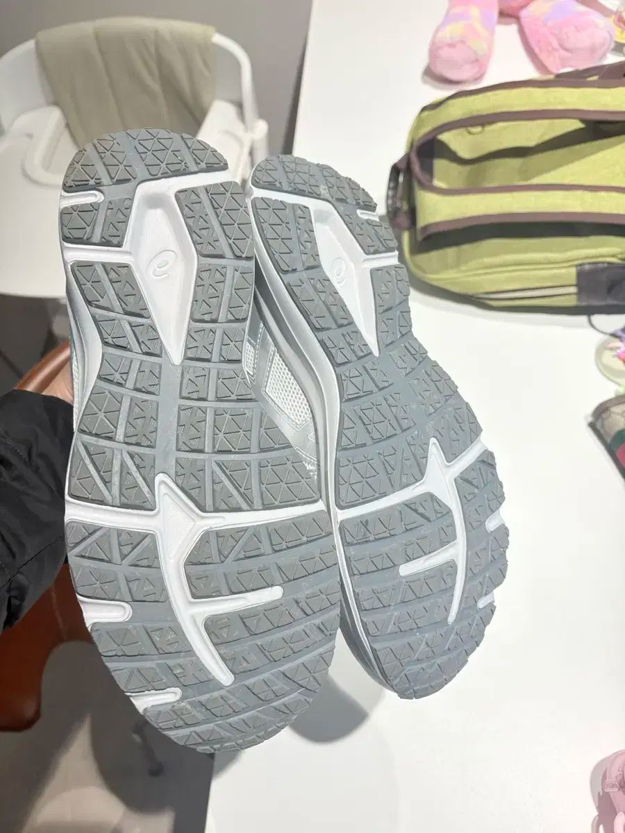 アシックス ジョグ 100S 銀色 スニーカー