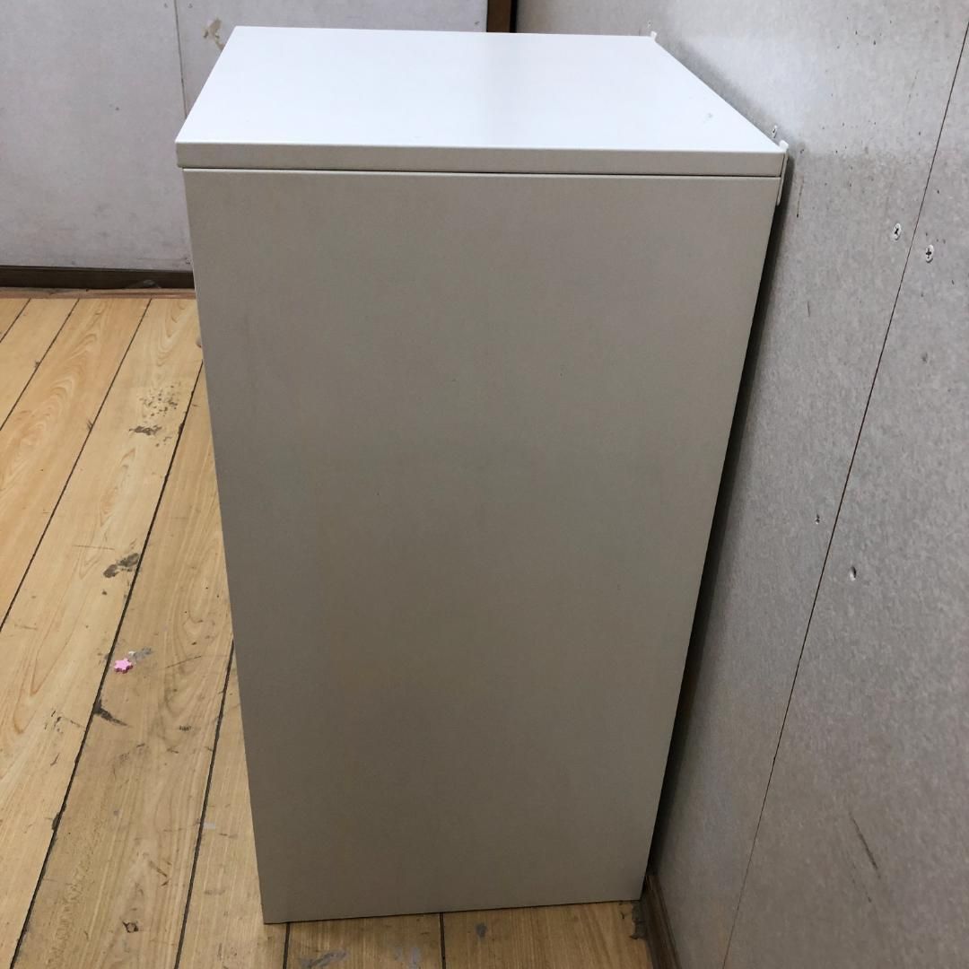 黒と木目調の鍵付きキャビネット 黒と木目調の鍵付きキャビネット