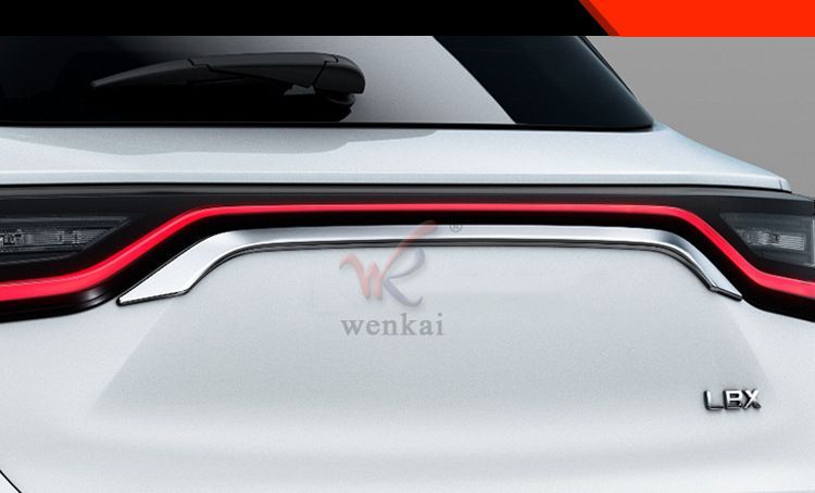 トランクランプ装飾バー