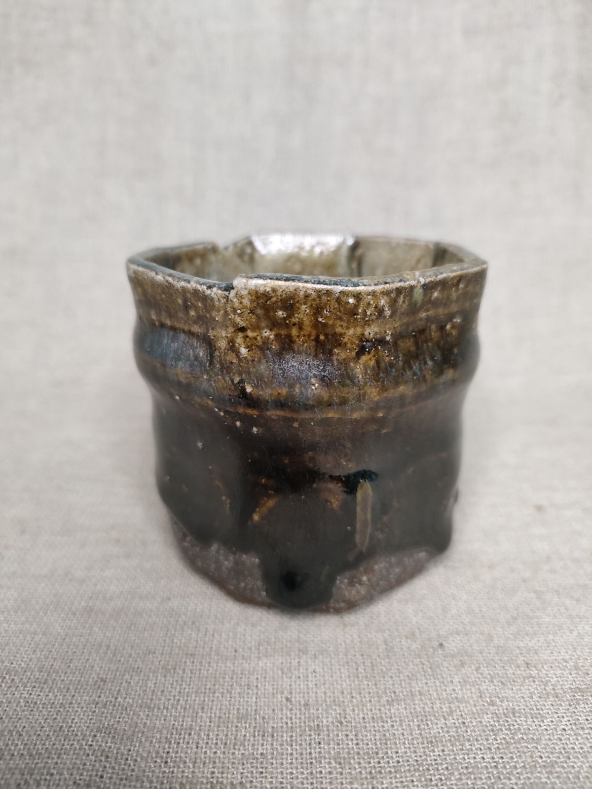 湯飲み□刷毛目 立ちぐい飲み 江戸期 えくぼ 箆目 湯呑み 糸切り高台