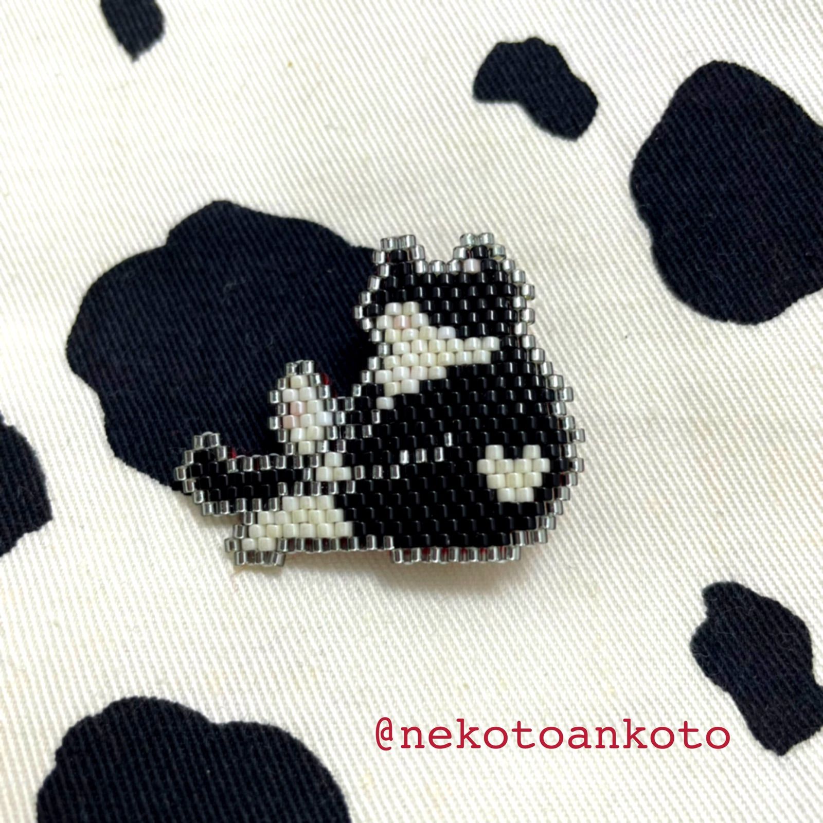 ハチワレ猫黒のお座りブローチ