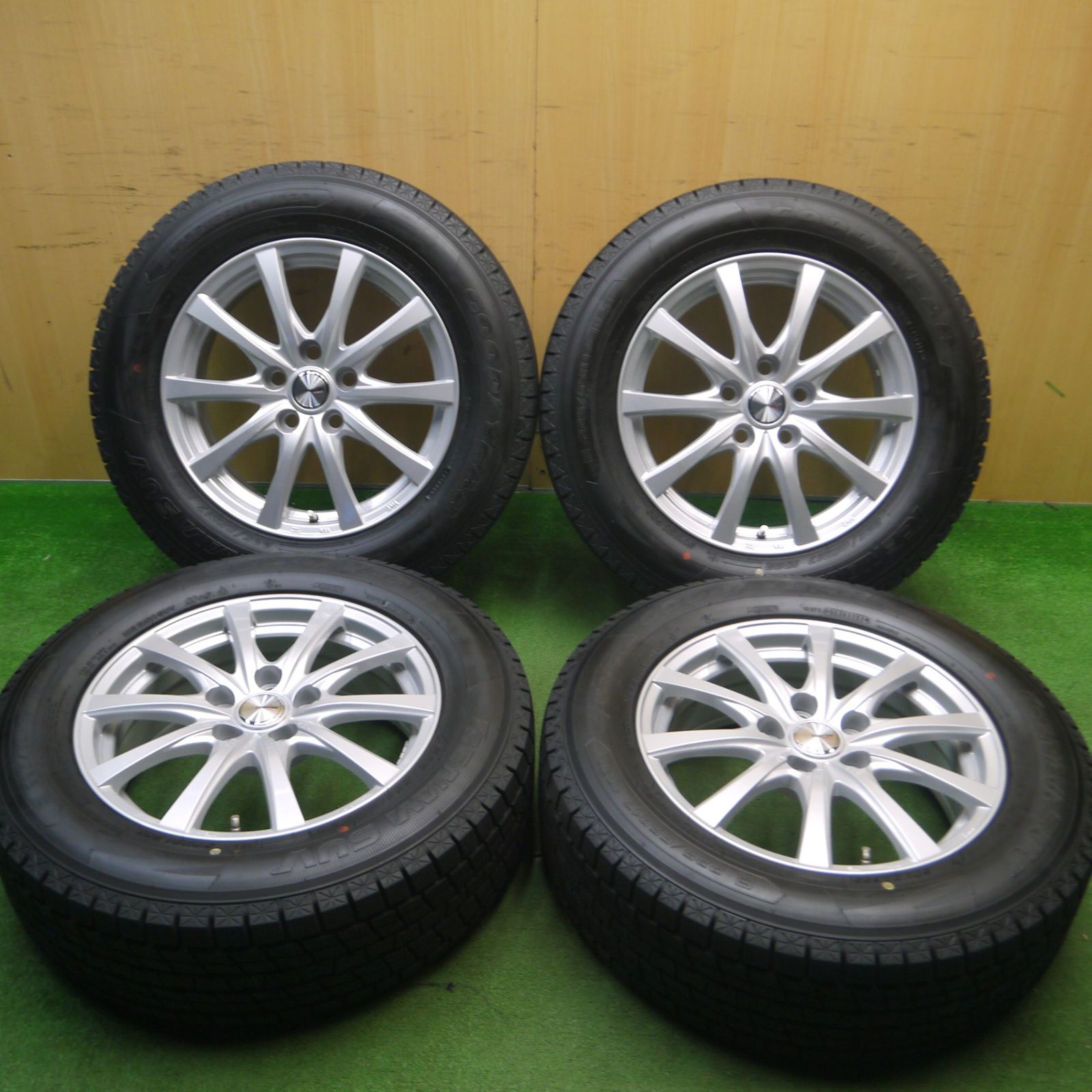 [送料無料] 超バリ溝！23年！キレイ！ほぼ10分40系 アルファード 等 225/65R17 スタッドレス グッドイヤー アイスナビ SUV ravrion RS01 ラブリオン 17インチ PCD120/5H5030312Hス