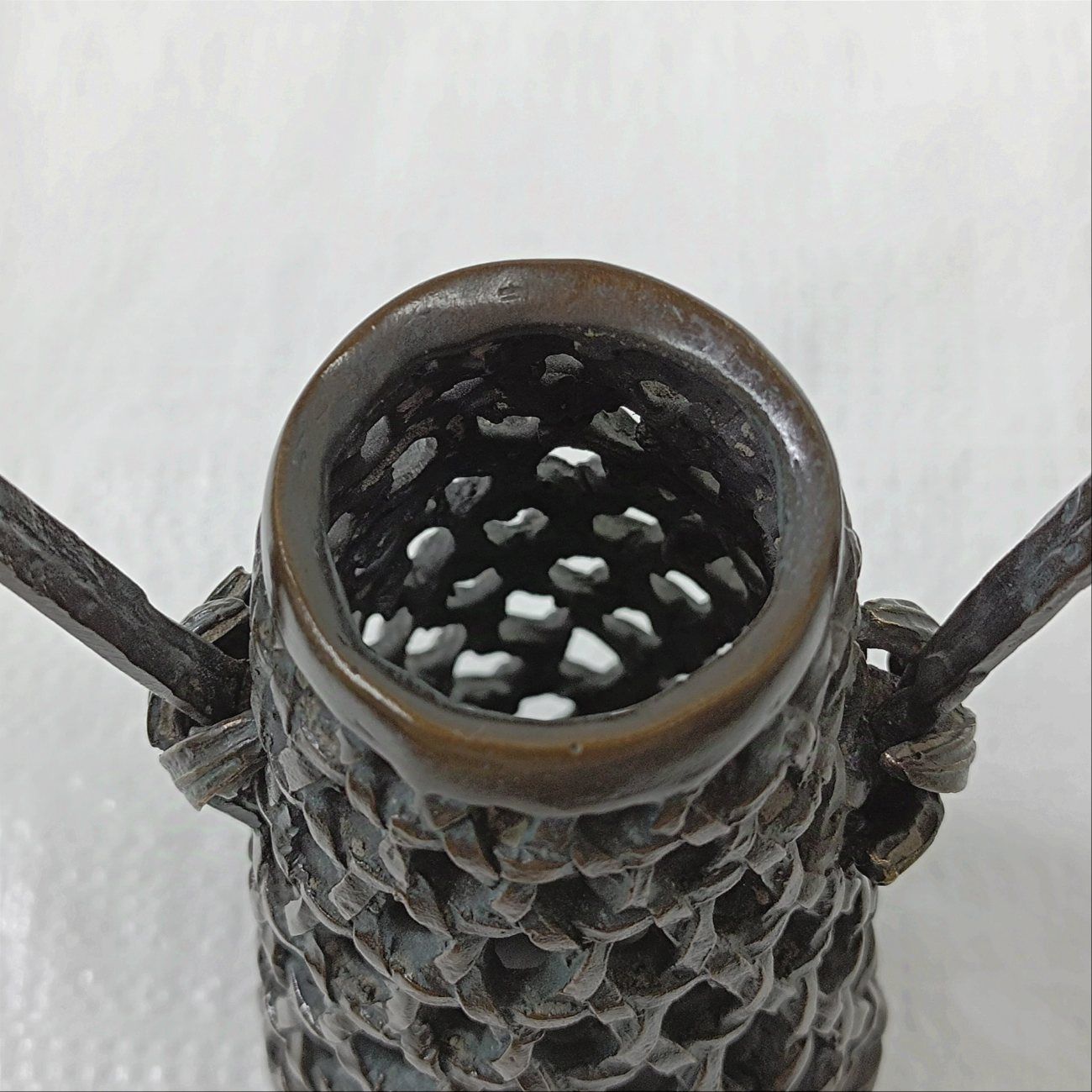 骨董品 銅製 竹編み型竹紋 花器 置物 茶道具 930g 1004 骨董 時代もの 竹籠花入れ 花器 花籠 茶道具 - メルカリ