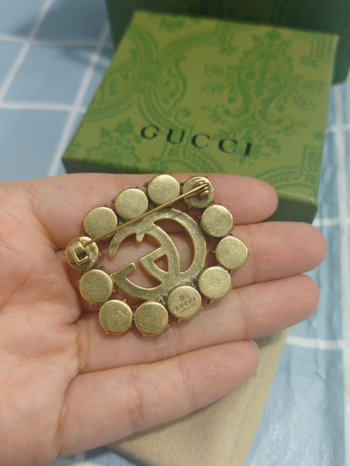 SALE～Gucci(グッチ) ブローチ　アクセサリー　送料無料❗箱付き✨新品✨即購入可✨GG柄 ラインストーン