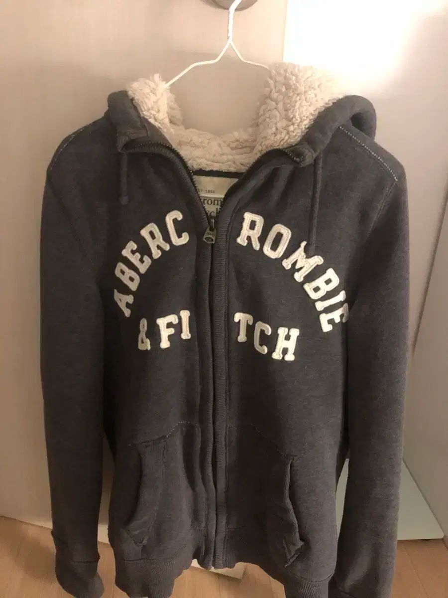 Abercrombie(アバクロンビー) ウルフジョー ボアフリース フード付き ジップアップパーカー