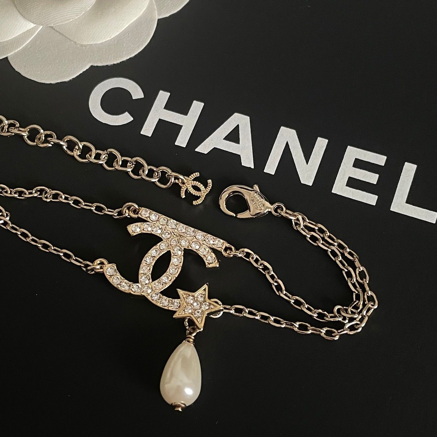 【土日限定値下げ】CHANEL リボンブレスレット　チャーム　ヴィンテージ 今日特価】Chanel ヴィンテージ ブレスレット 送料無料！在庫