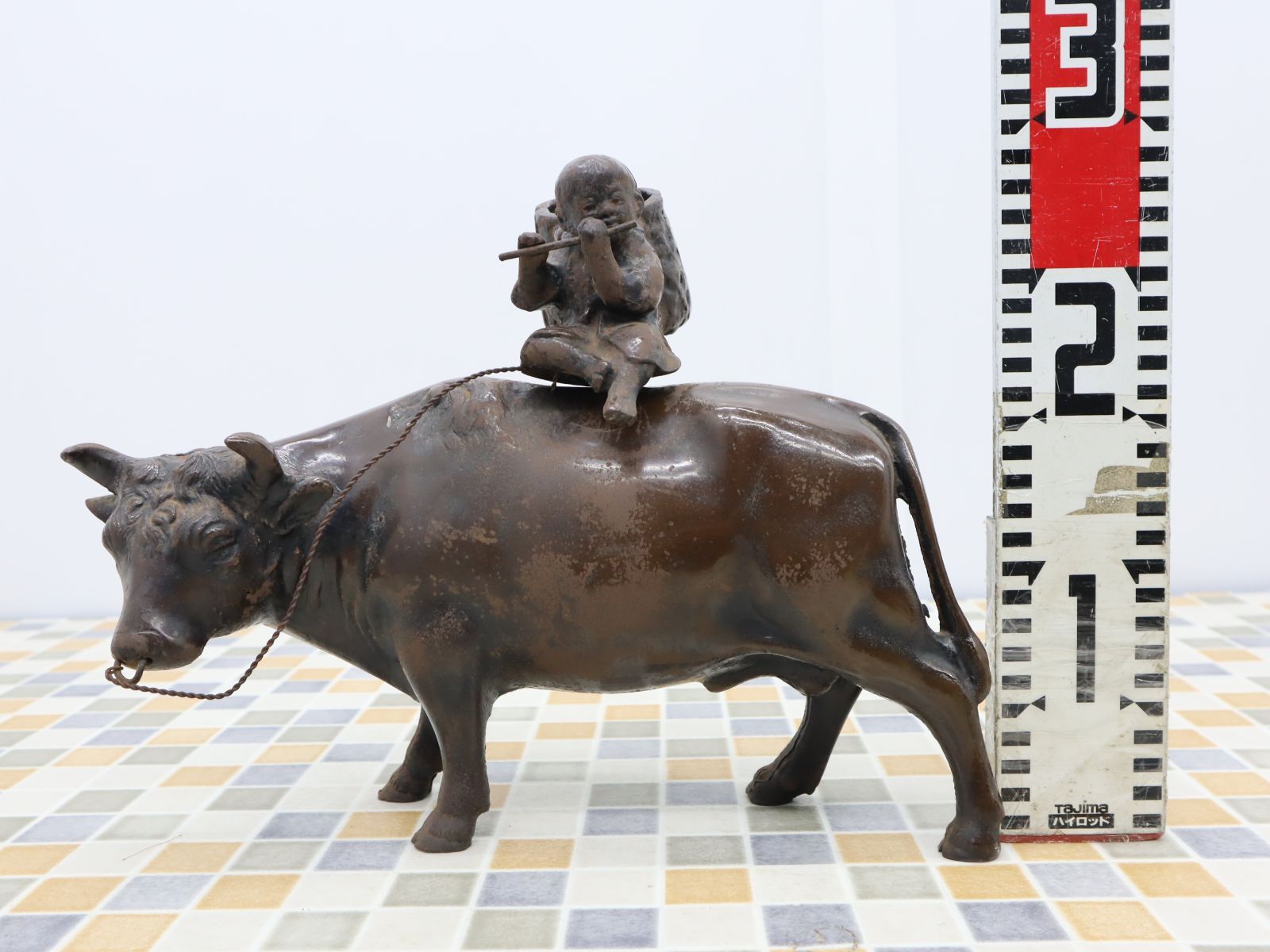 金属製牛と子供の彫刻 ce015ee3c1999917cb0c63a148ebfb