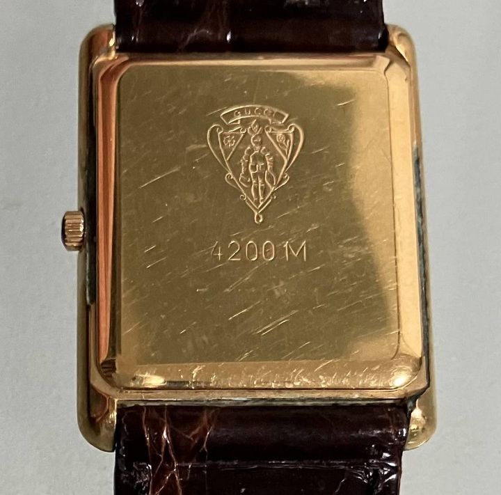 商談中　フェイス美品　GUCCI グッチ　4200M スクエア　ゴールド　腕時計 ☆GUCCI グッチ☆クオーツ☆4200M☆ゴールド文字盤☆スクエア☆メンズ