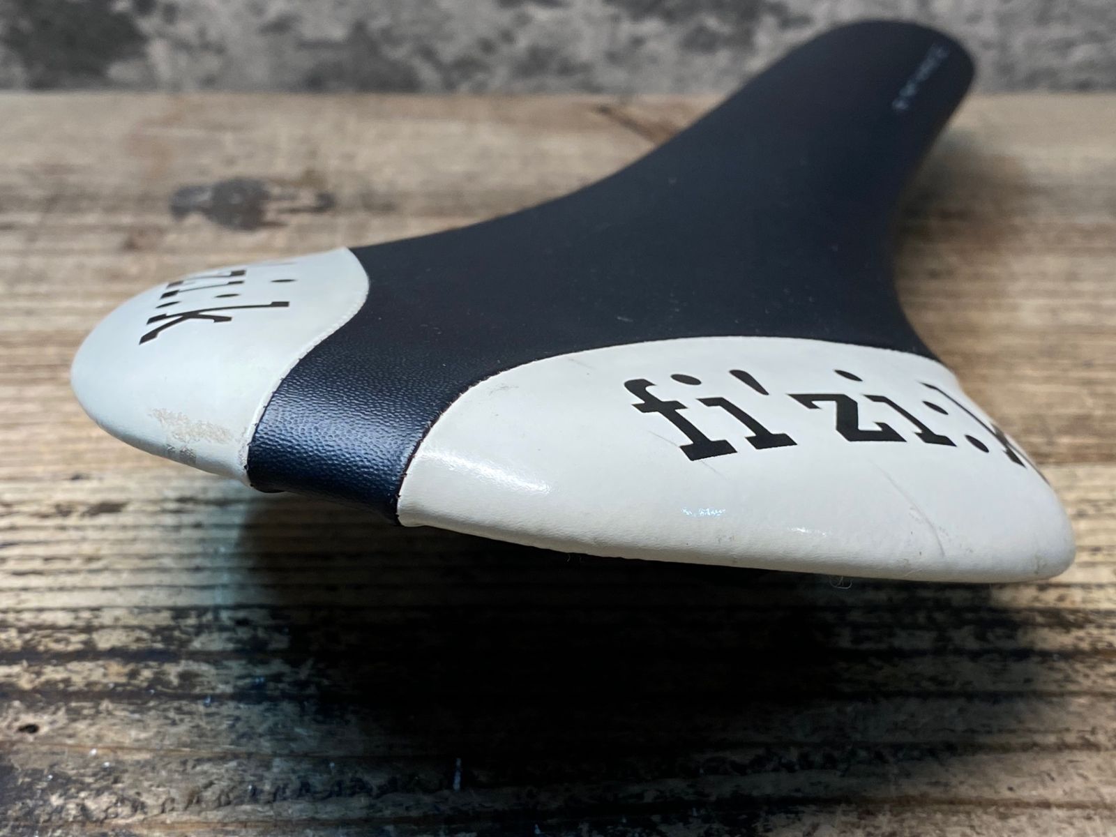 JJ560 フィジーク fizik ANTARES R1 サドル 黒 白 カーボンレール