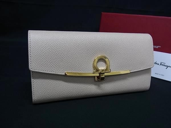 Salvatore Ferragamo フェラガモ ガンチーニ レザー カードケース付き 二つ折り 長財布 ウォレット アイボリー系 BN5386