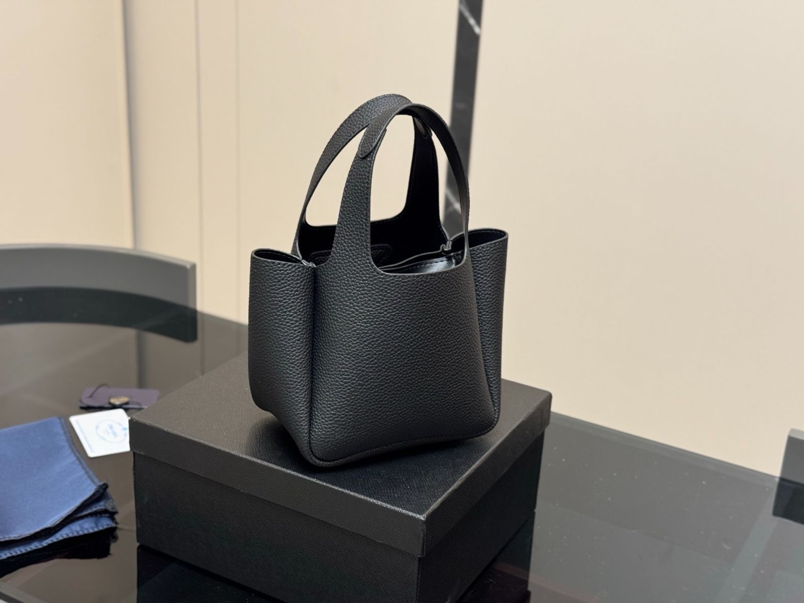 今日特価】Prada レザー トートバッグ！国内送料無料！限定在庫