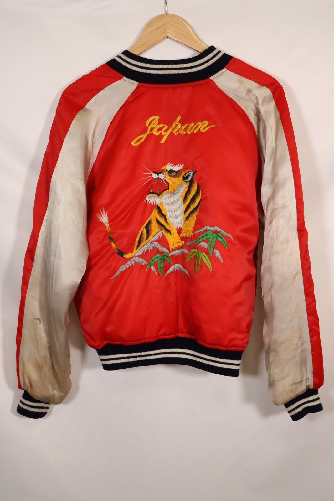 【得価，最新作】 1970年代　日本製　Japan Jacket　中古品　スカジャン　赤白　当時の再現品　修繕あり 迷彩服・戦闘服