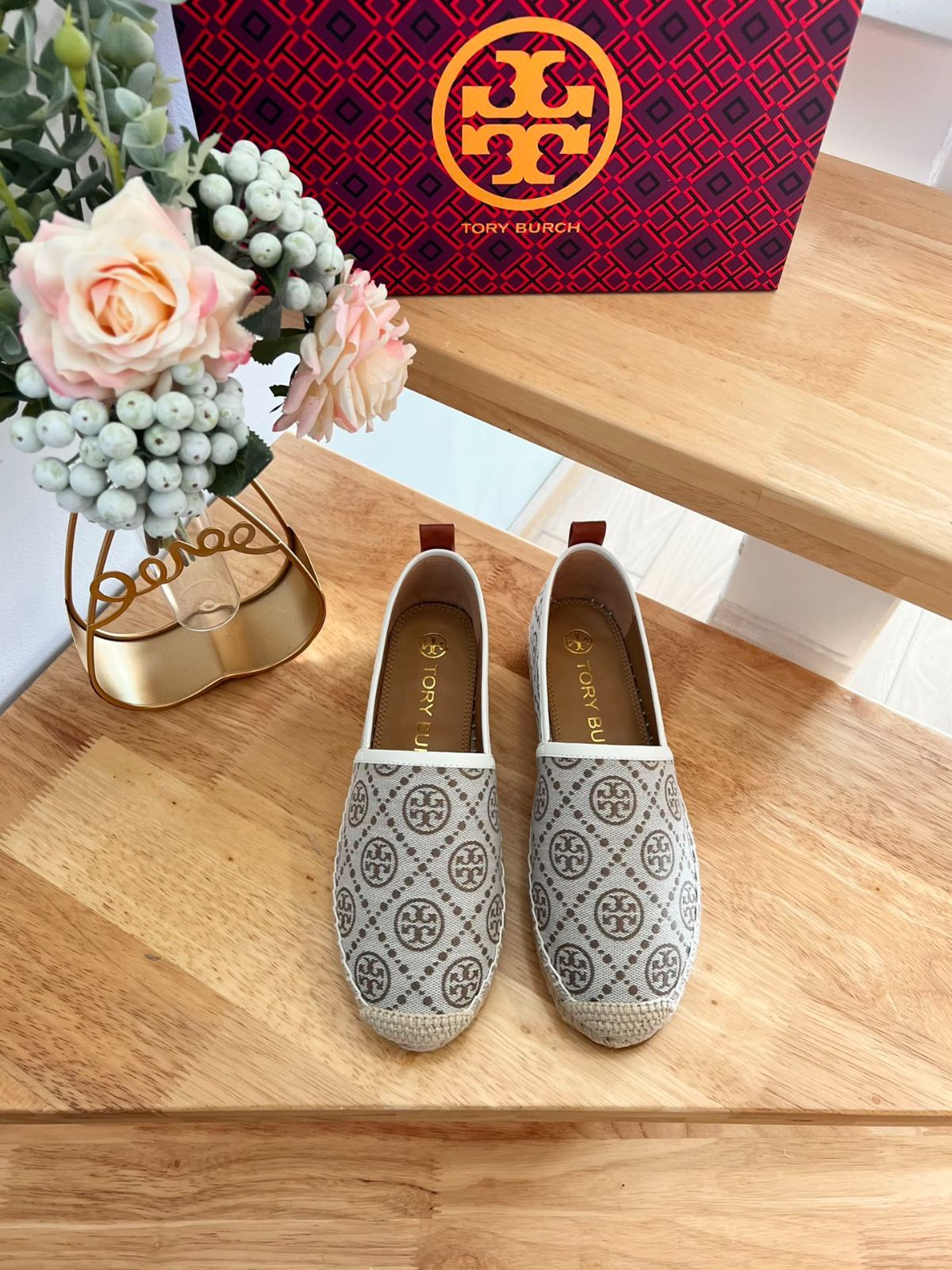 Tory Burch トリー バーチ Tモノグラム 漁夫シューズ カーキ ダブルTロゴ 子羊革 平底 レディース 人気定番