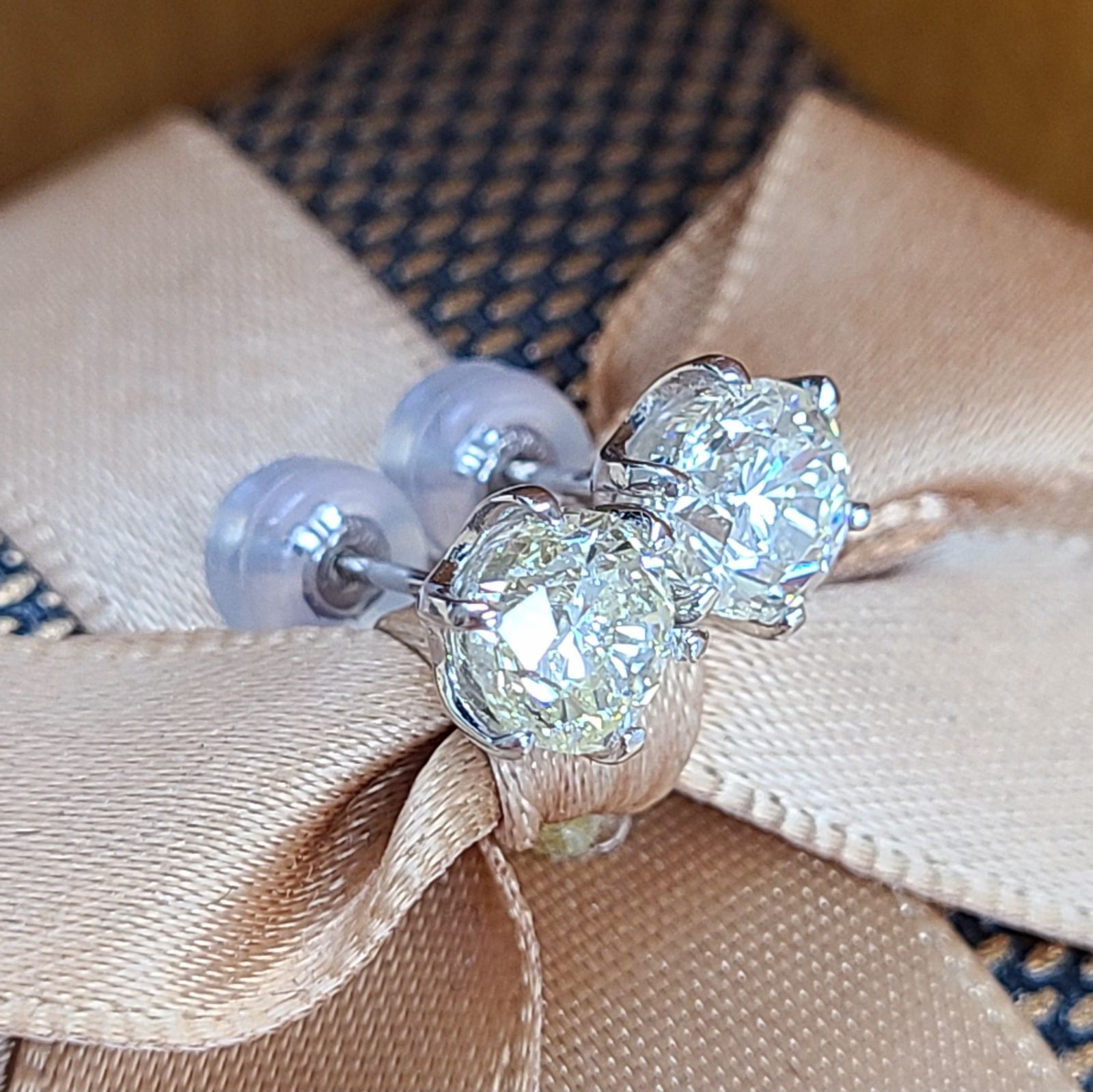 ギラギラ！高品質！計2ct ダイヤモンド K18 WG ピアス 鑑定書付 - メルカリ 