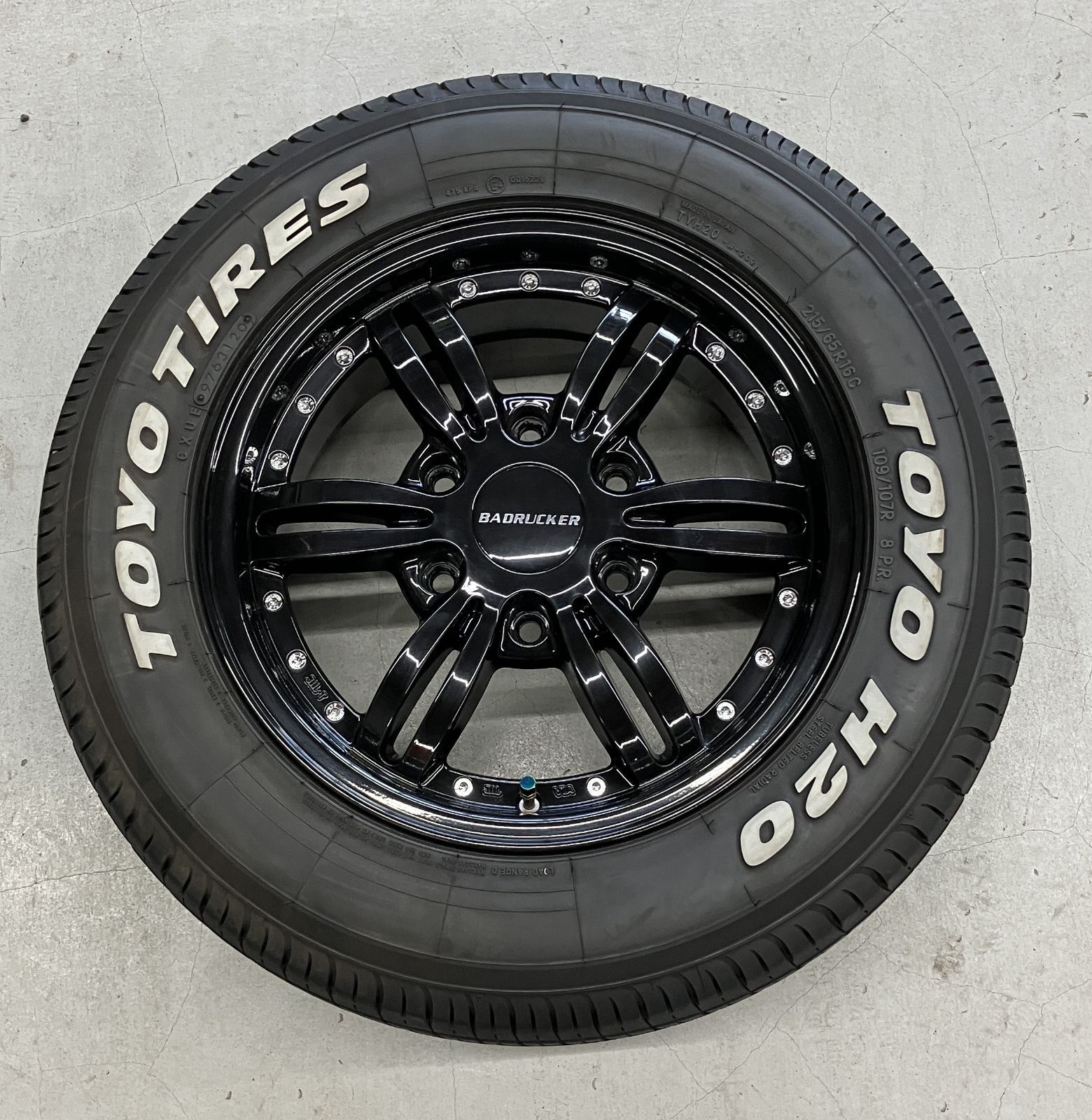 ハイエース専用 中古品１セット限り】TOYO H20ホワイトレター 215/65R16 2020年製 ホイール 415COBRA BADRUKER  16×6.5J+38 139.7/6H 4本セット - メルカリ