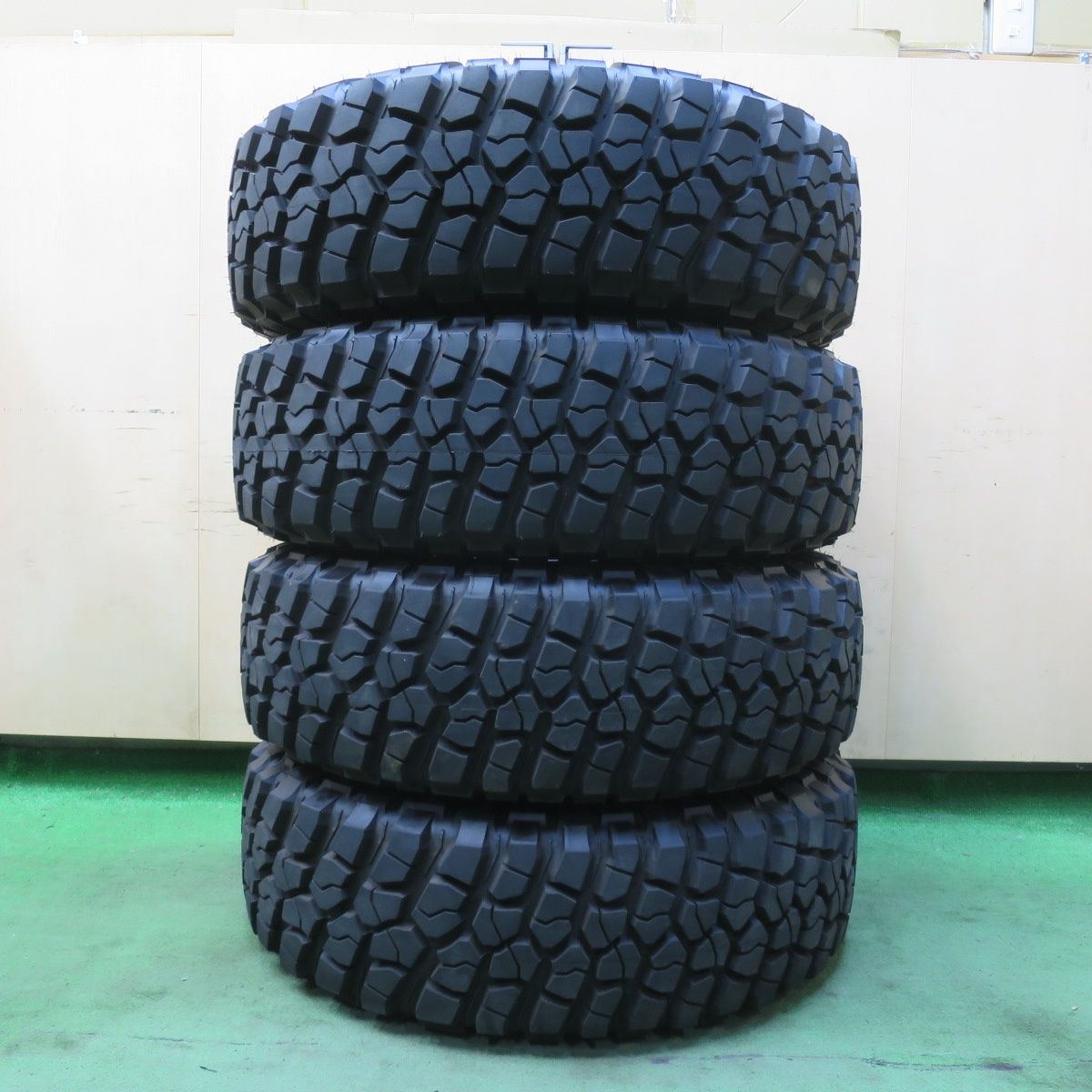 新車当日外しBFグッドリッチ 255/75R17 KM2 4本セット JL JT 新車外し！23年☆255/75R17 111/108Q BFグッドリッチ Mud-Terrain T/A
