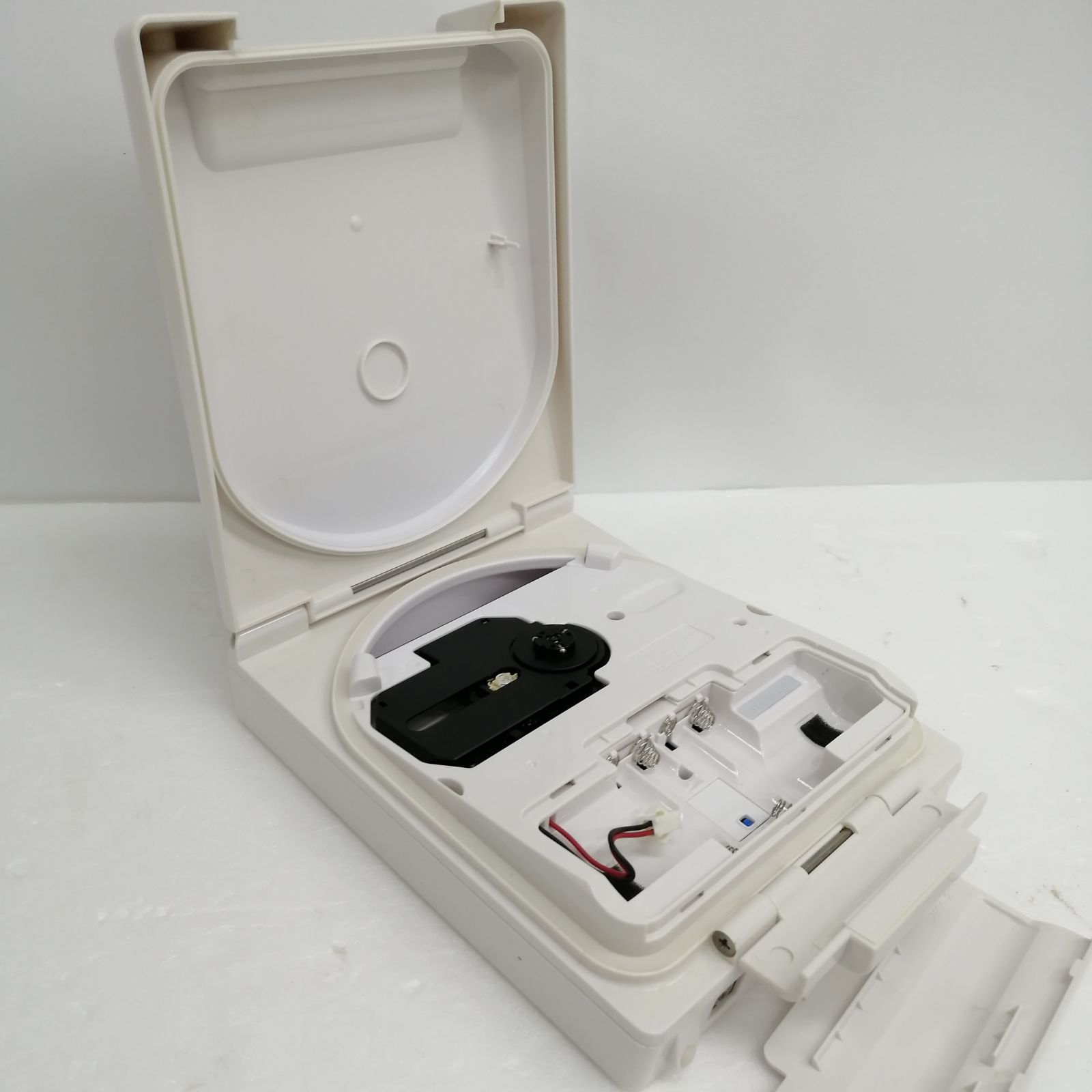 中古】TWINBIRD 充電式防水CDプレーヤー AV-J179PW CDプレーヤー