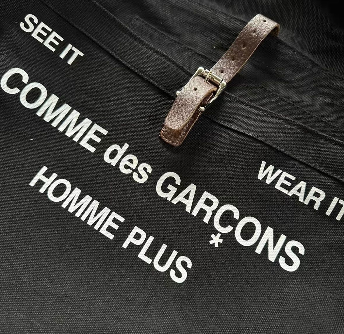 COMME des GARCONS HOMME PLUS コムデギャルソンオムプリュス ロゴ ショルダー バッグ キャンバス ニュースペーパー  メッセンジャー バッグ - メルカリ