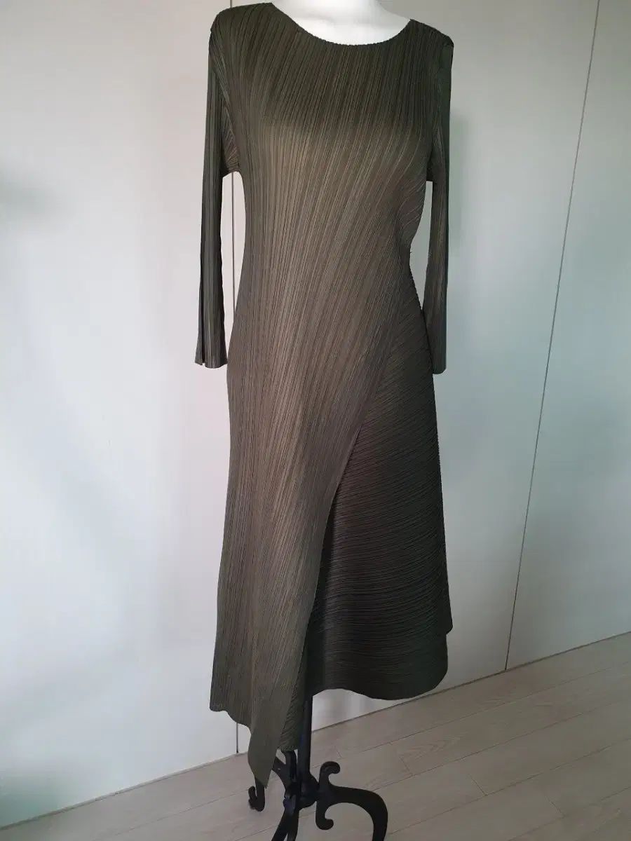 プリーツ アシンメトリー ONE PIECE カーキ色